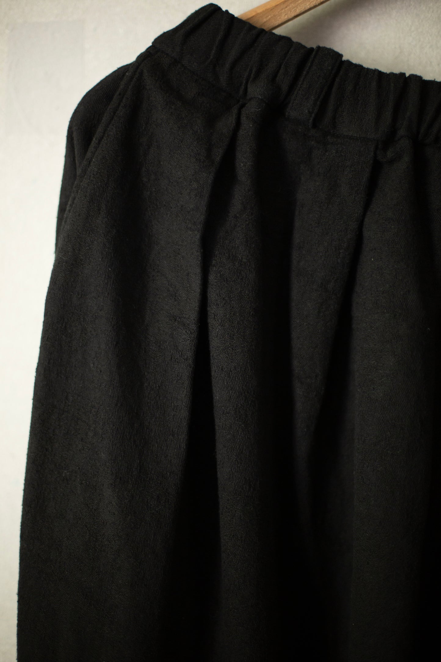 loose pants in black silk cotton linen jacquard