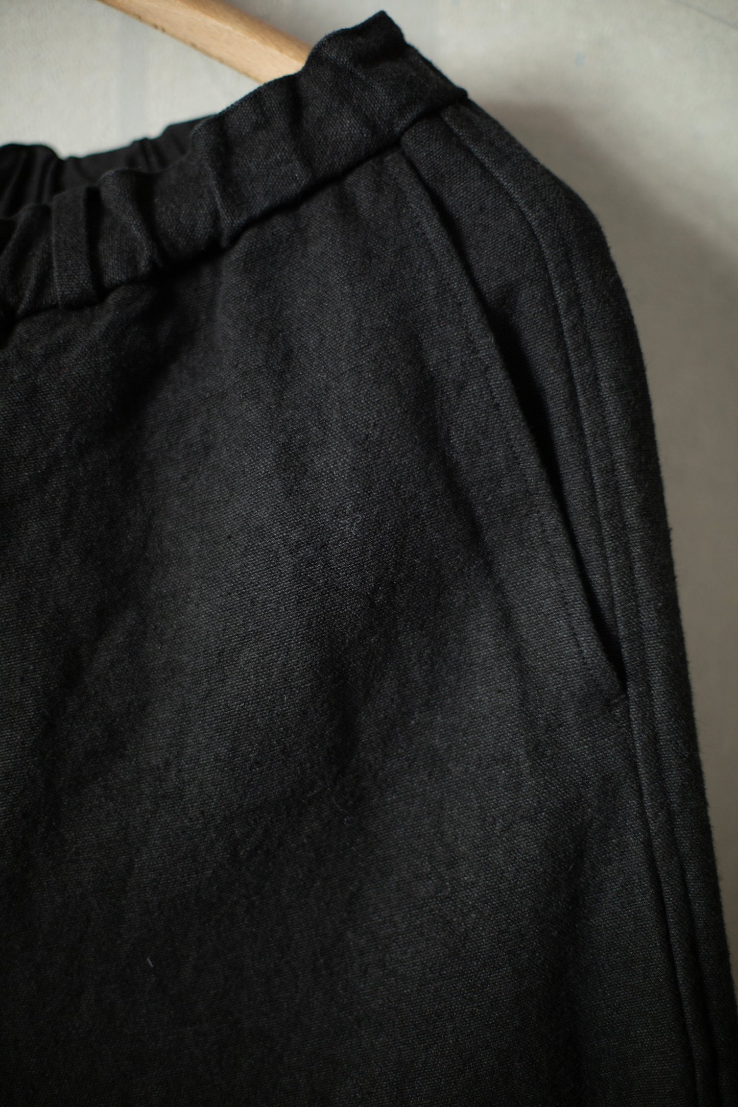 slim trousers in black brushed linen/ramie