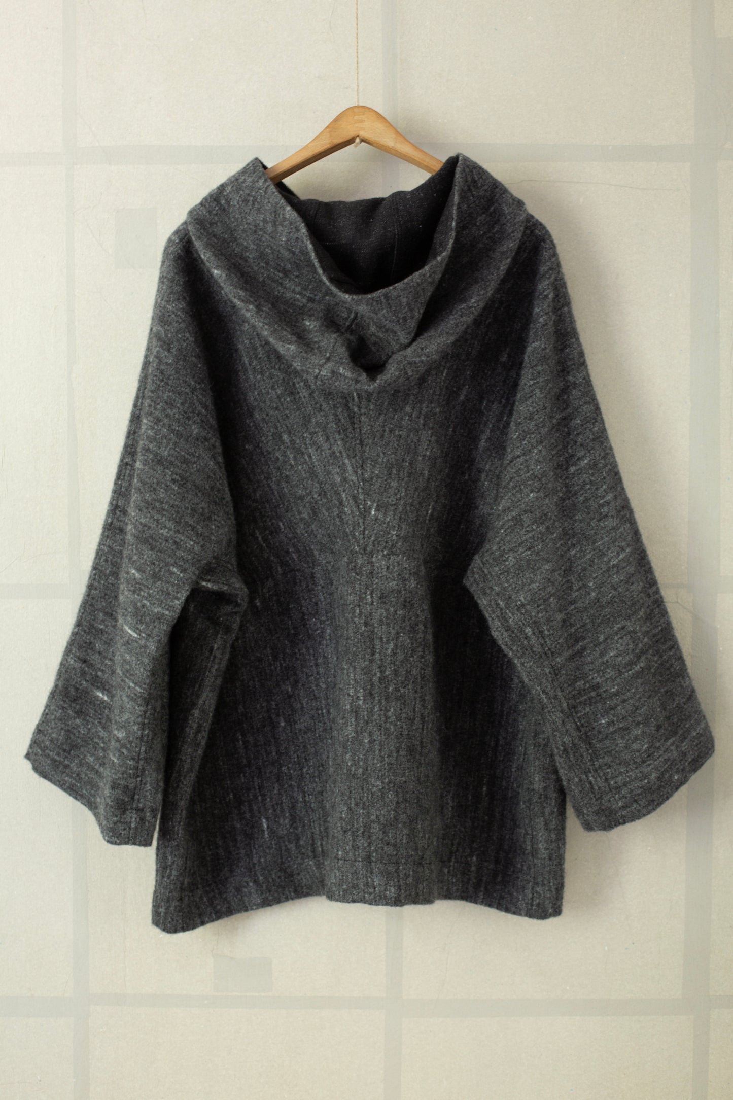 Hooded short coat in dark heather hemp wool and flax