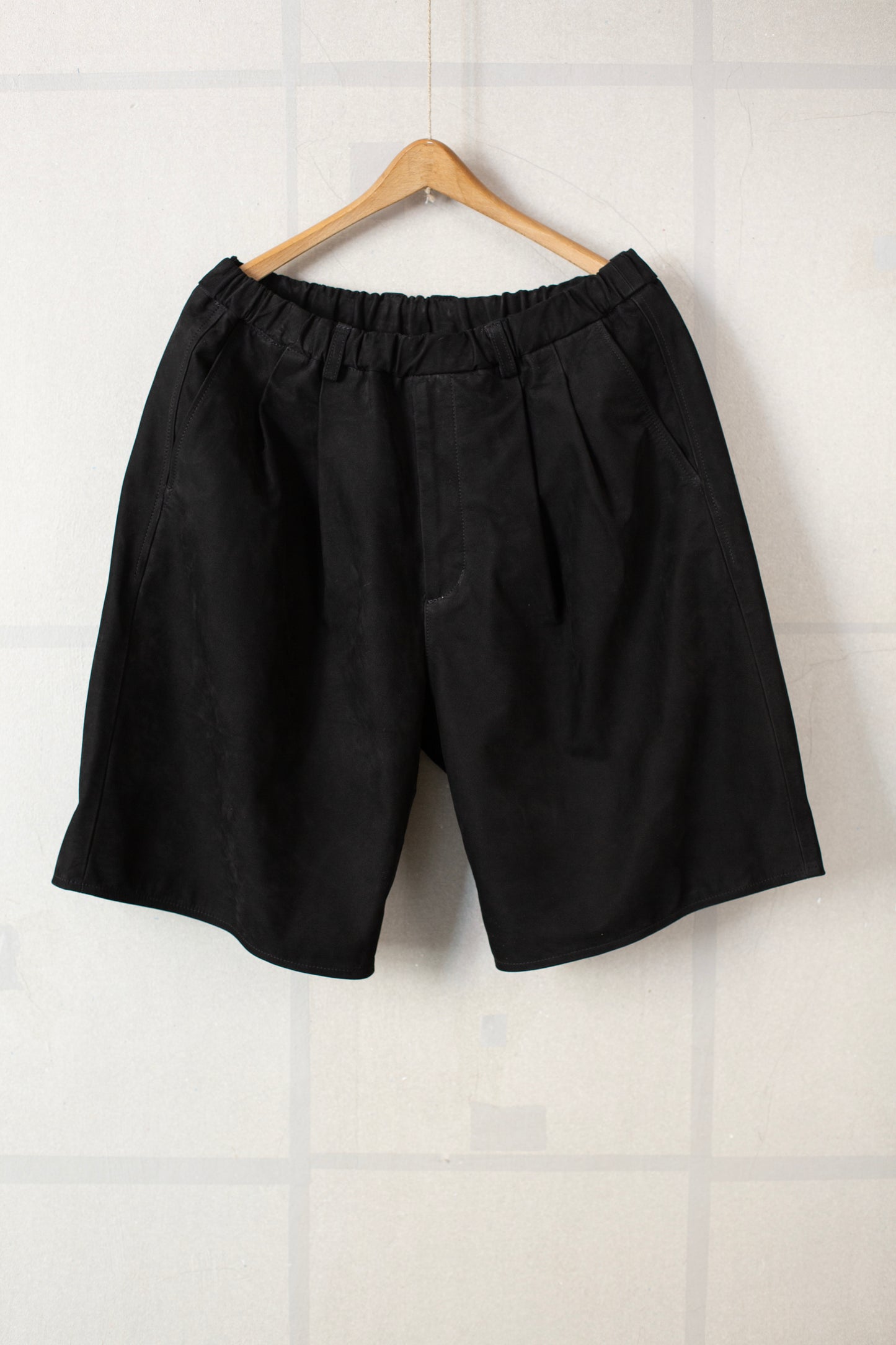 Nubuck Leather Double Pleated Easy Shorts Black