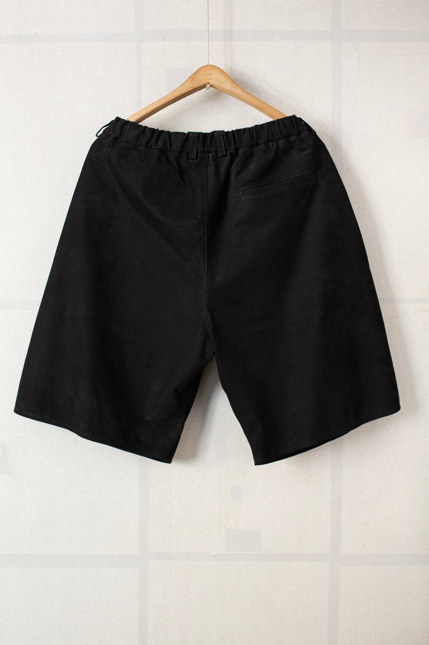 Nubuck Leather Double Pleated Easy Shorts Black