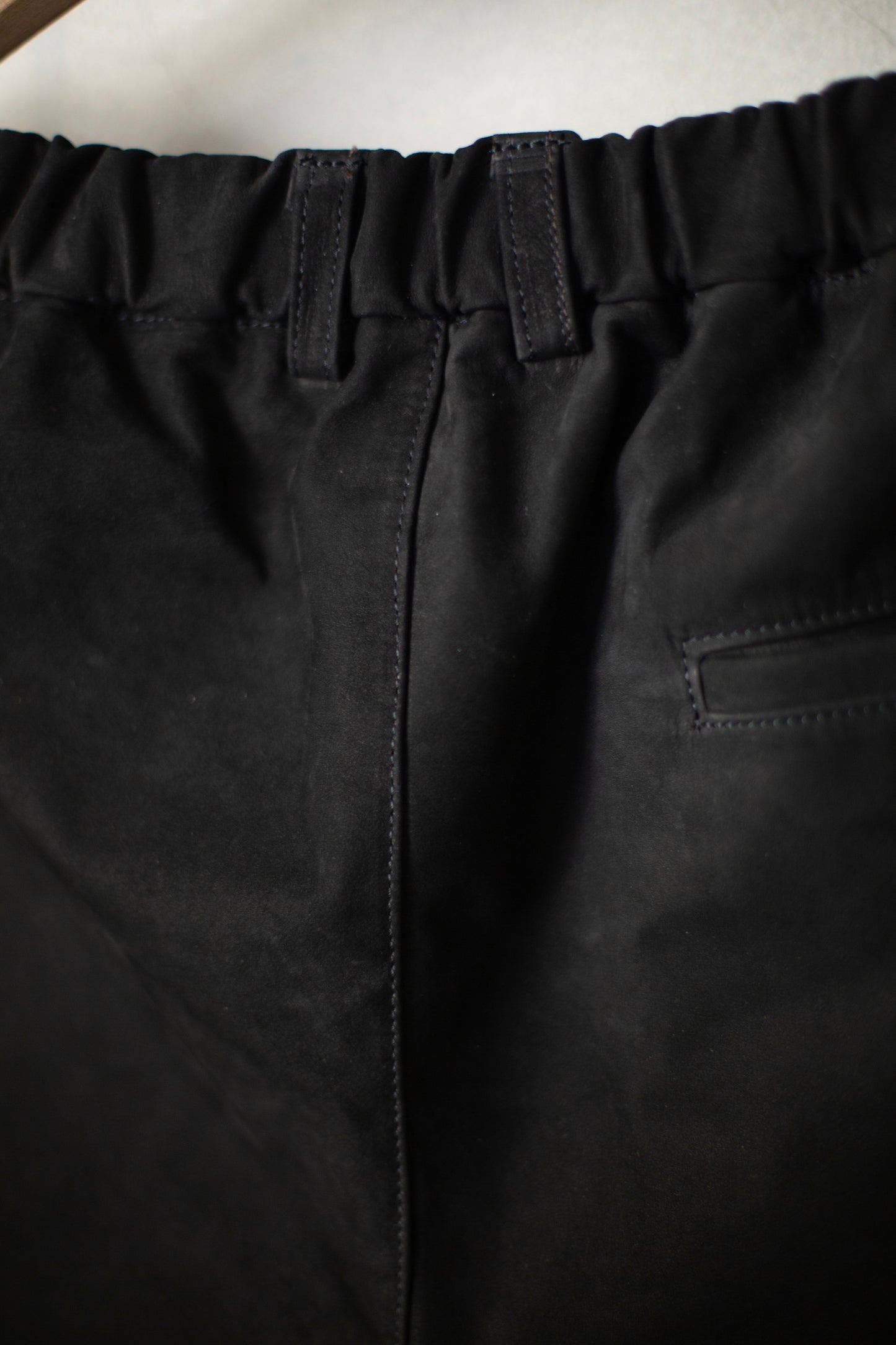 Nubuck Leather Double Pleated Easy Shorts Black
