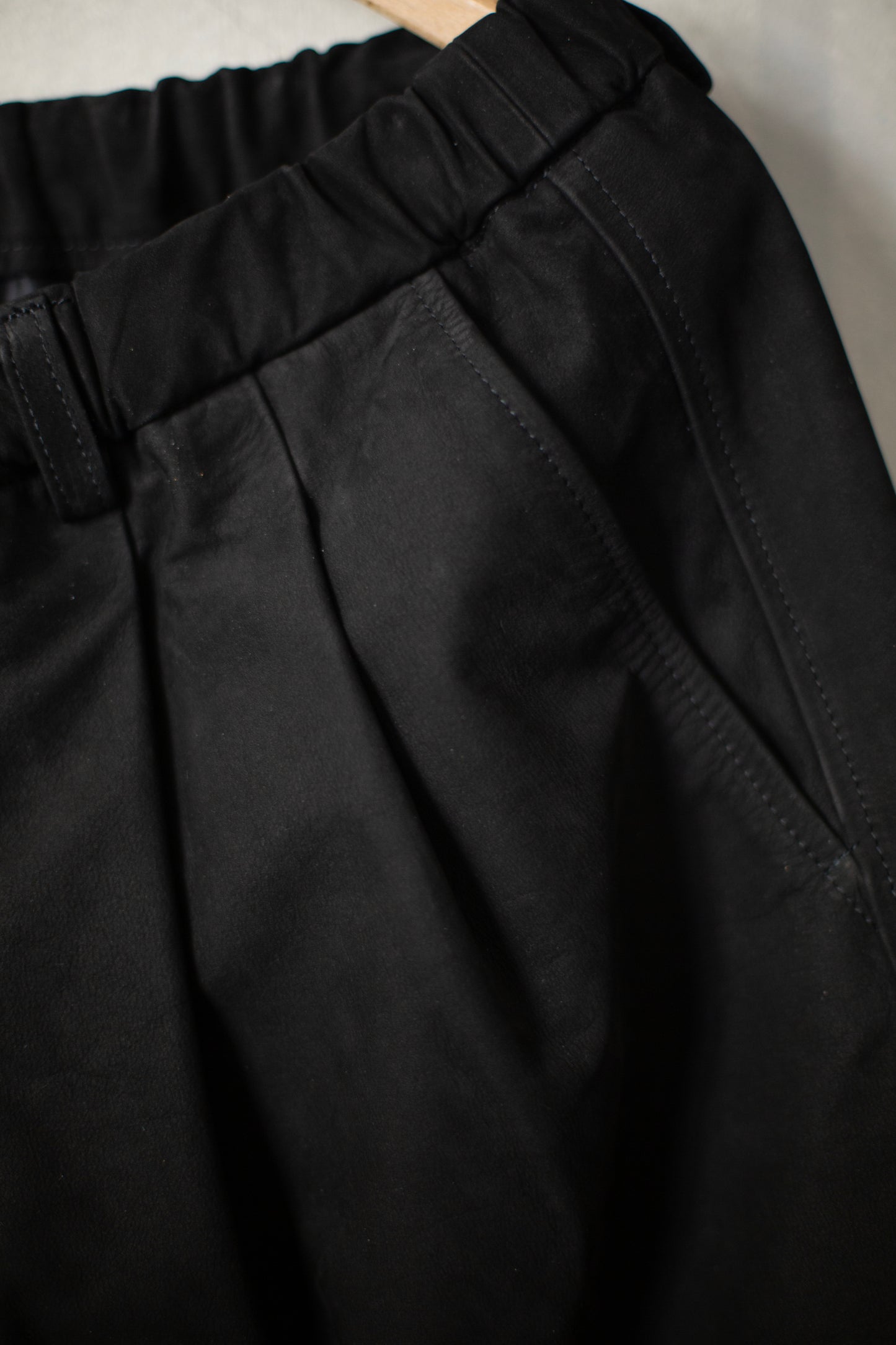 Nubuck Leather Double Pleated Easy Shorts Black