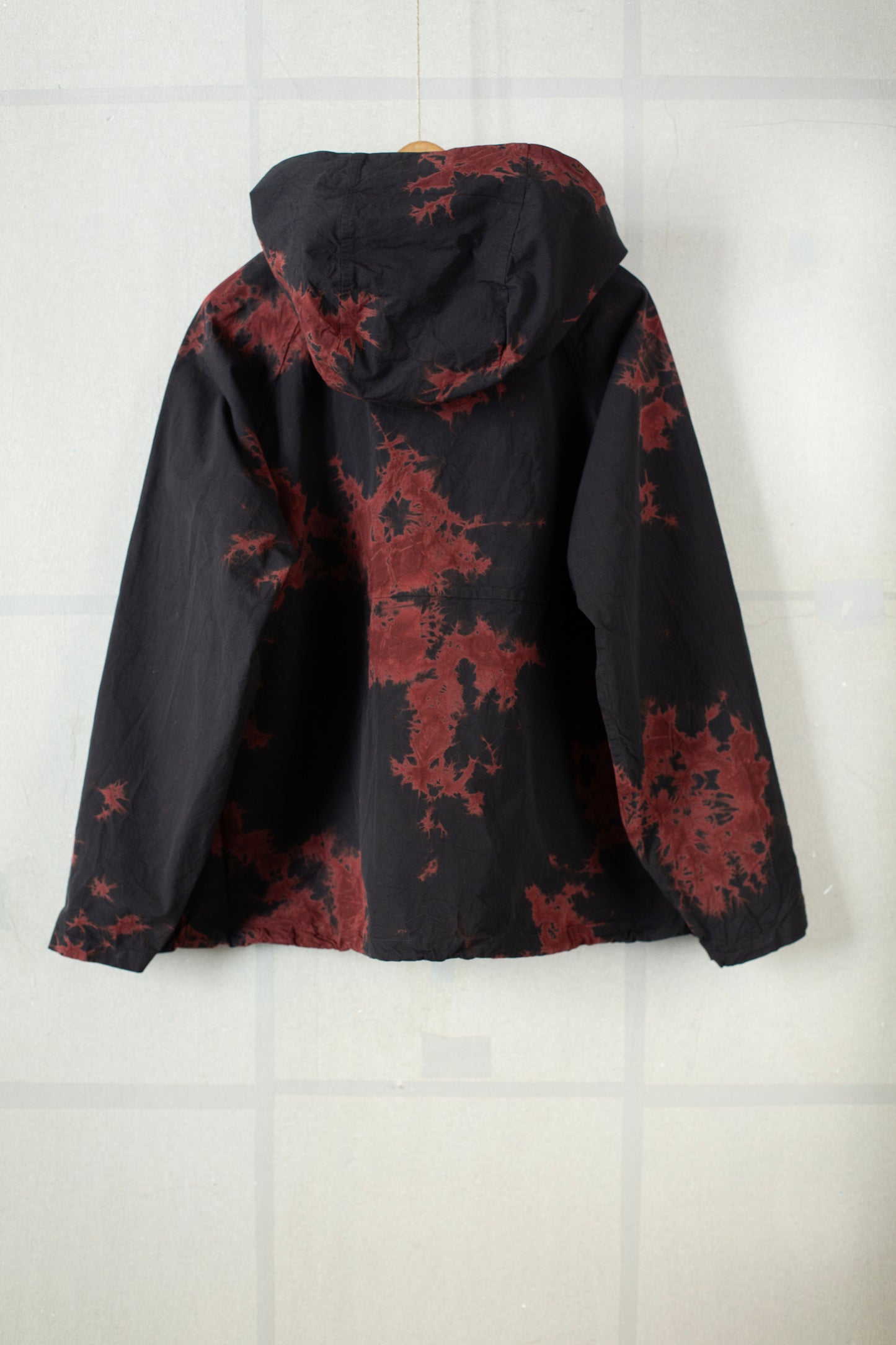 bordeaux/black cotton broad hooded jacket with shibori dyed pattern