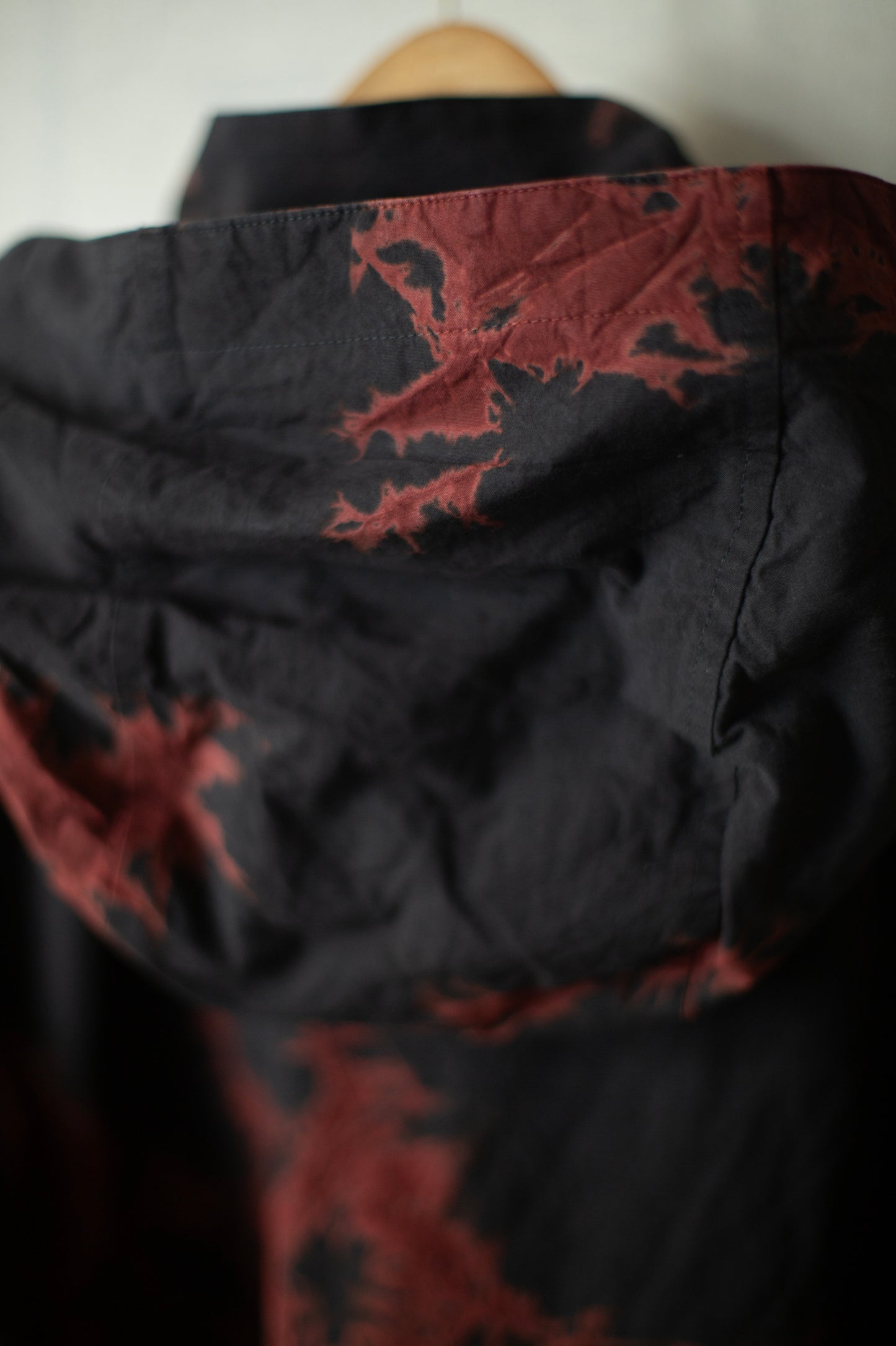 bordeaux/black cotton broad hooded jacket with shibori dyed pattern