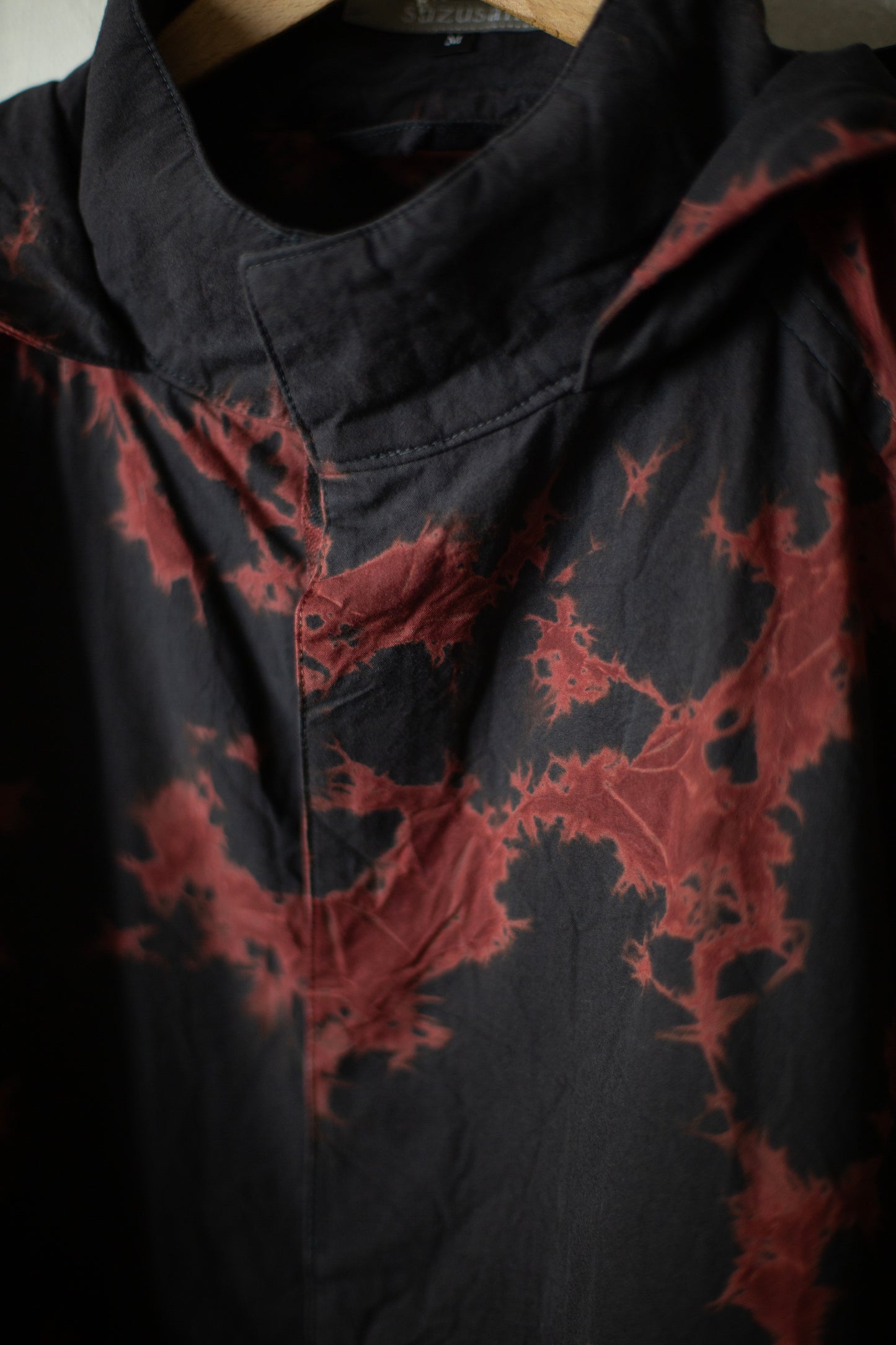 bordeaux/black cotton broad hooded jacket with shibori dyed pattern