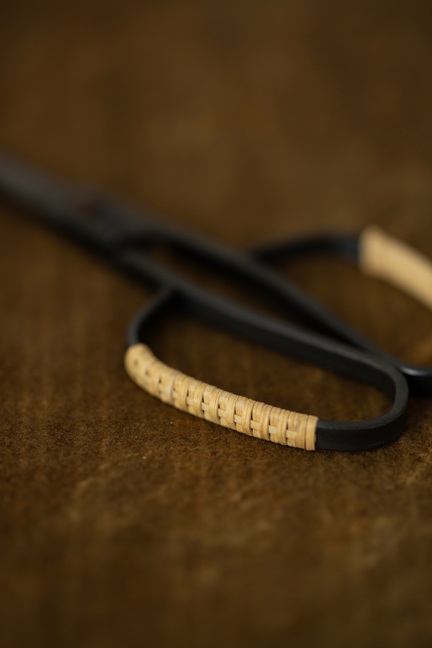 Takejisaku black scissors with rattan