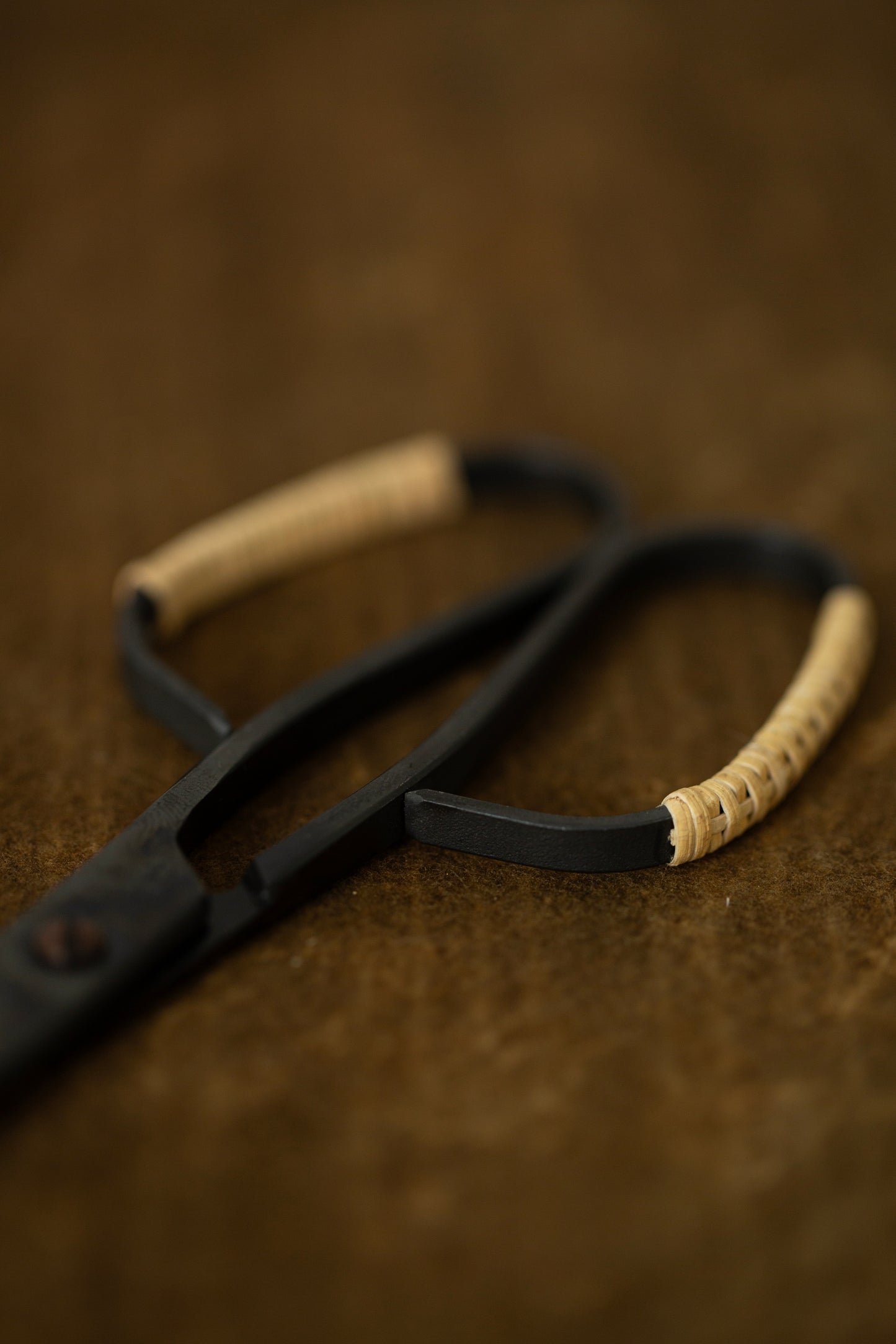 Takejisaku black scissors with rattan