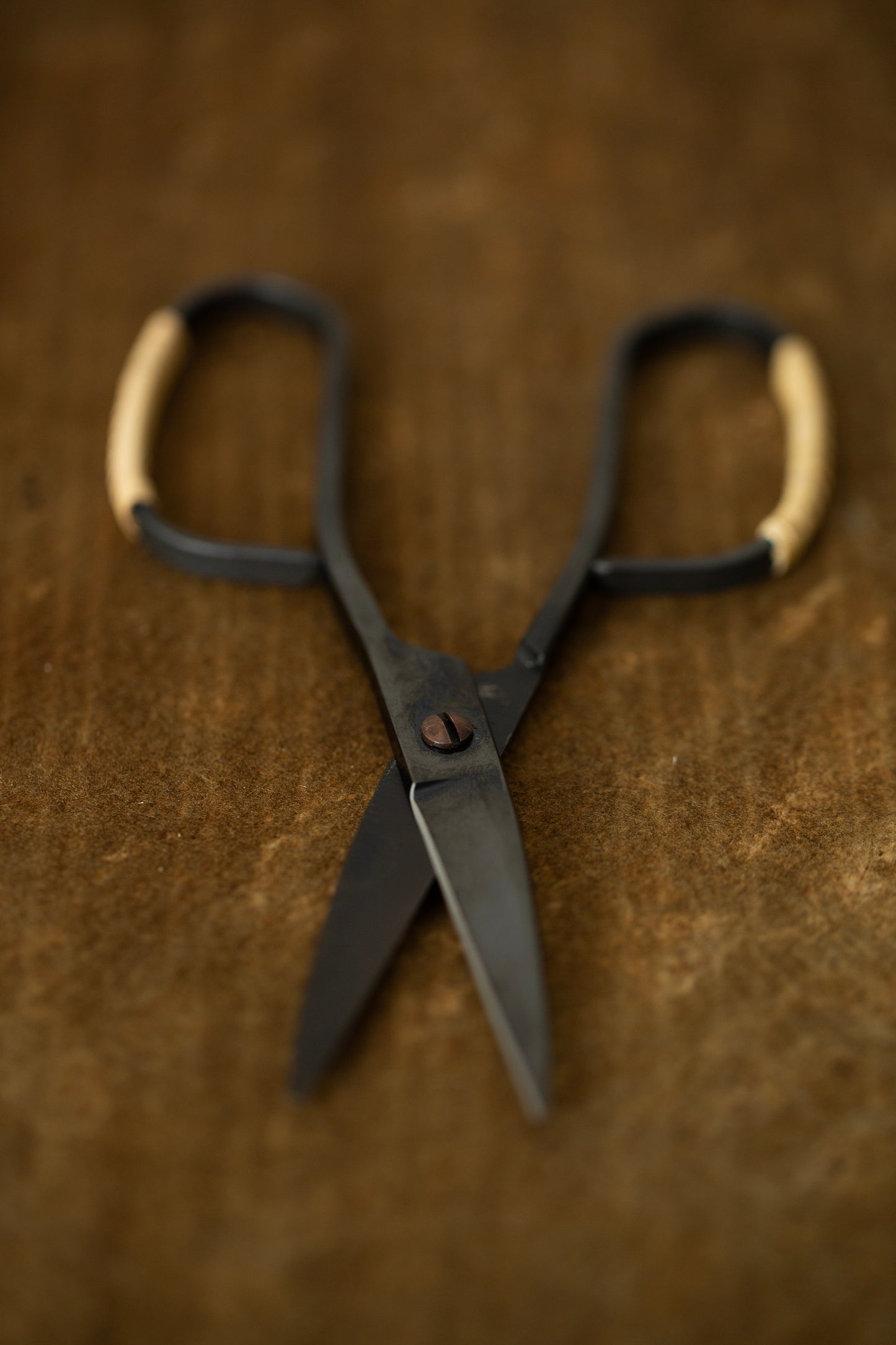 Takejisaku black scissors with rattan