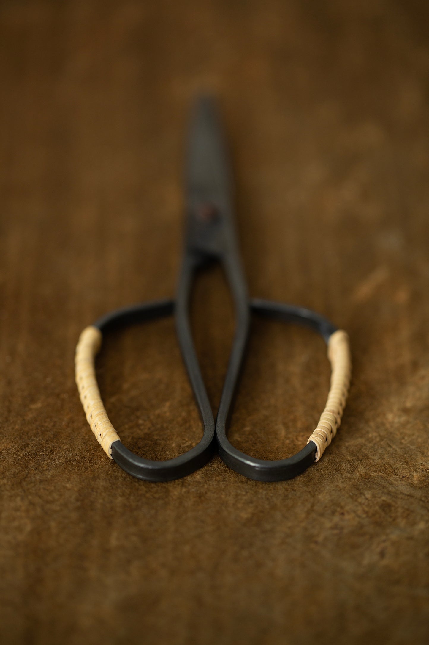 Takejisaku black scissors with rattan