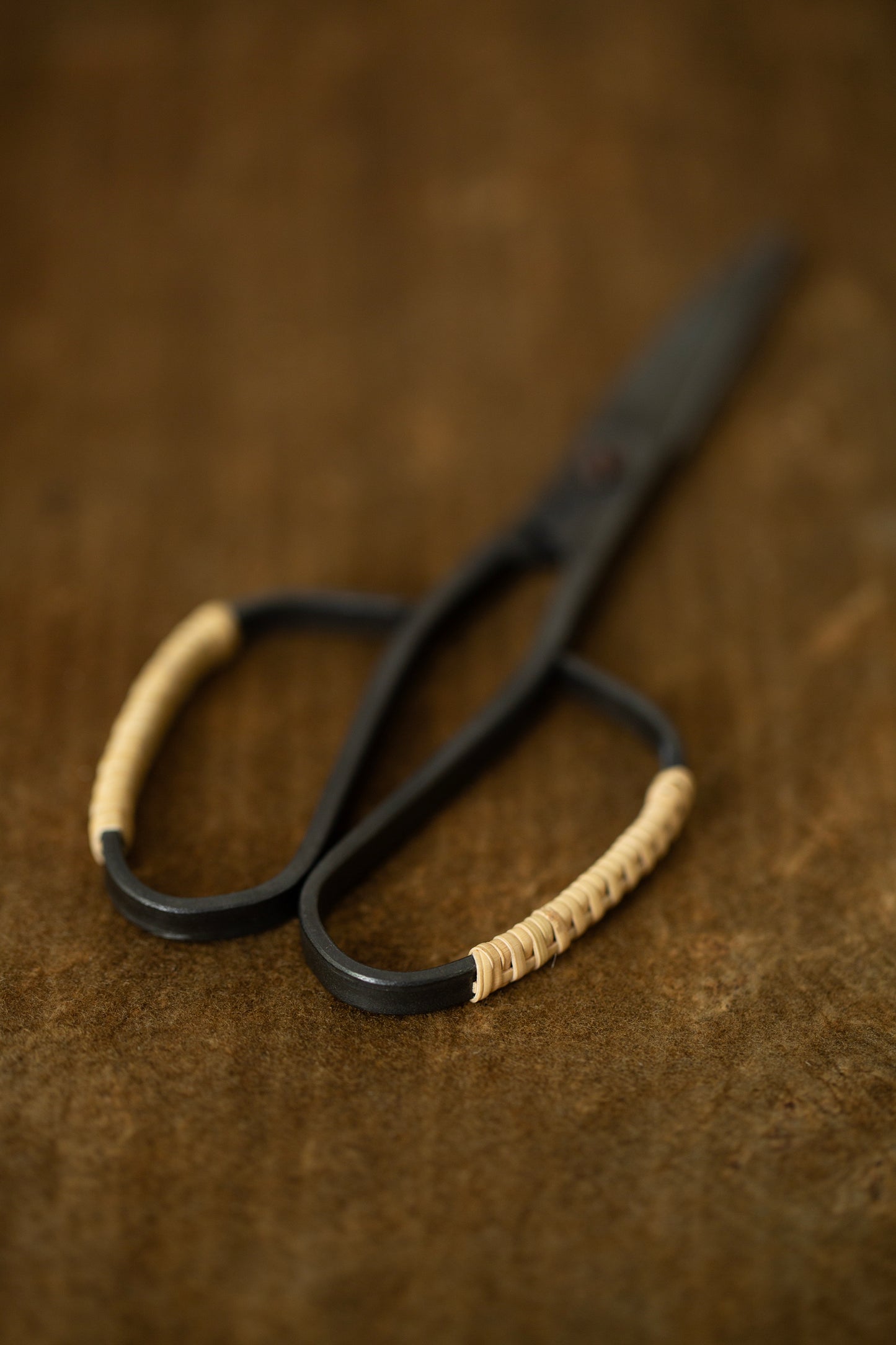 Takejisaku black scissors with rattan