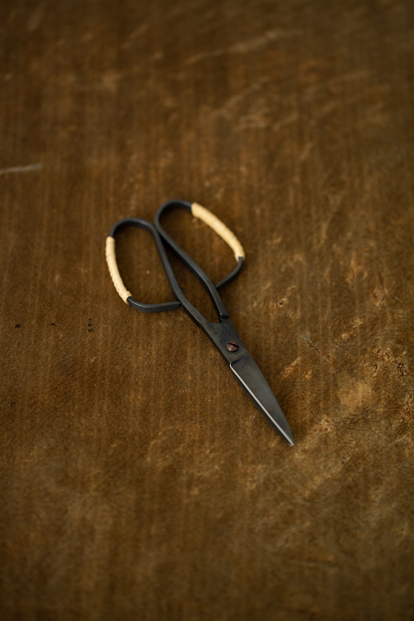 Takejisaku black scissors with rattan