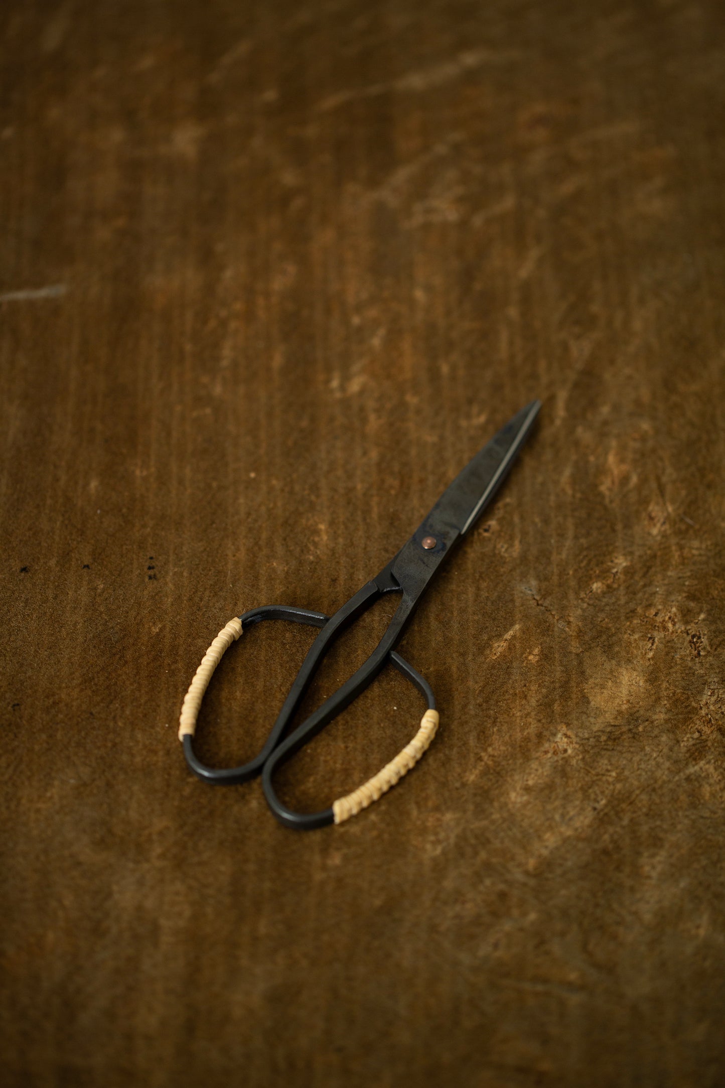 Takejisaku black scissors with rattan