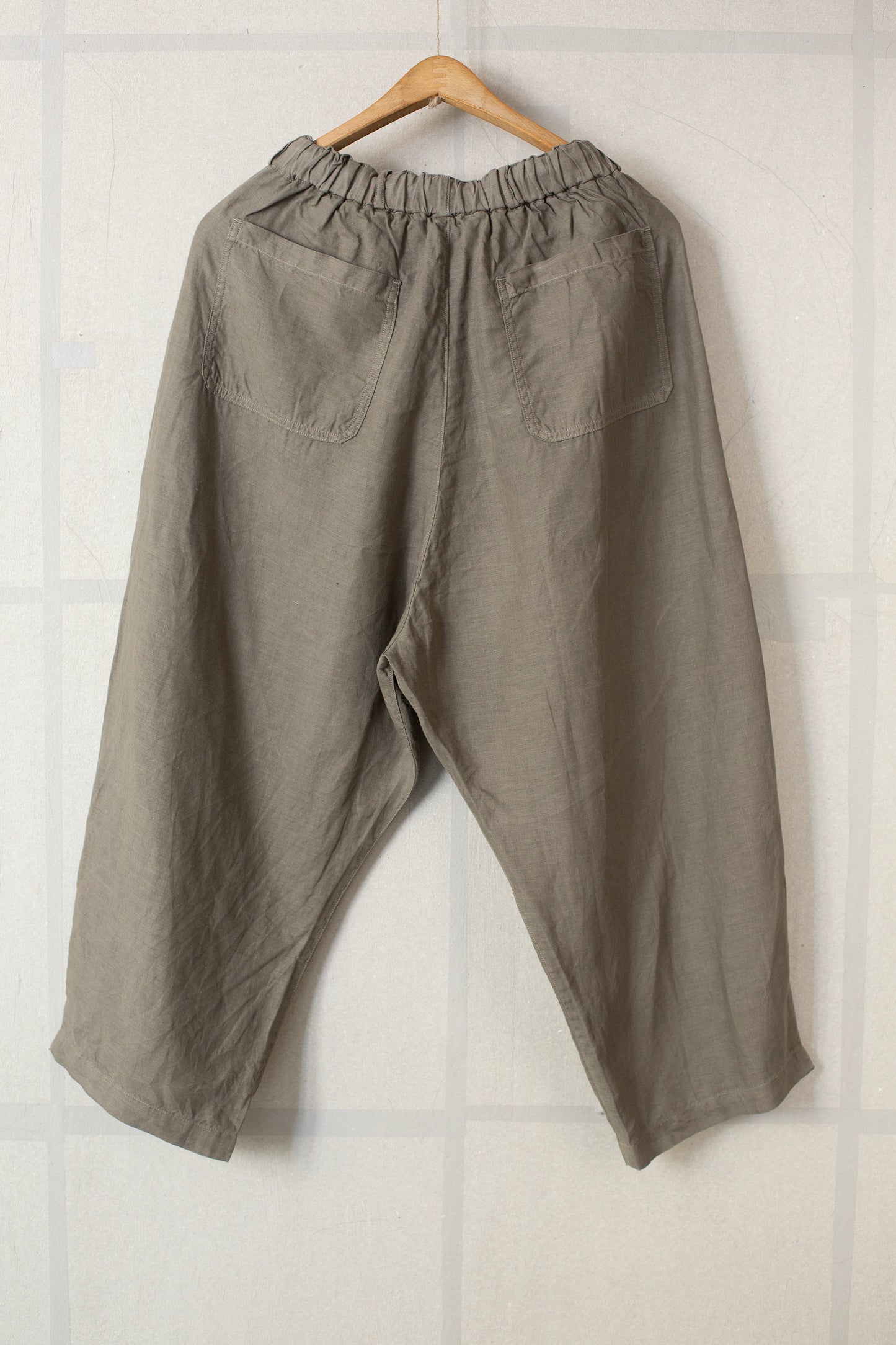 Loose easy tapered pants in dark mugwort hemp