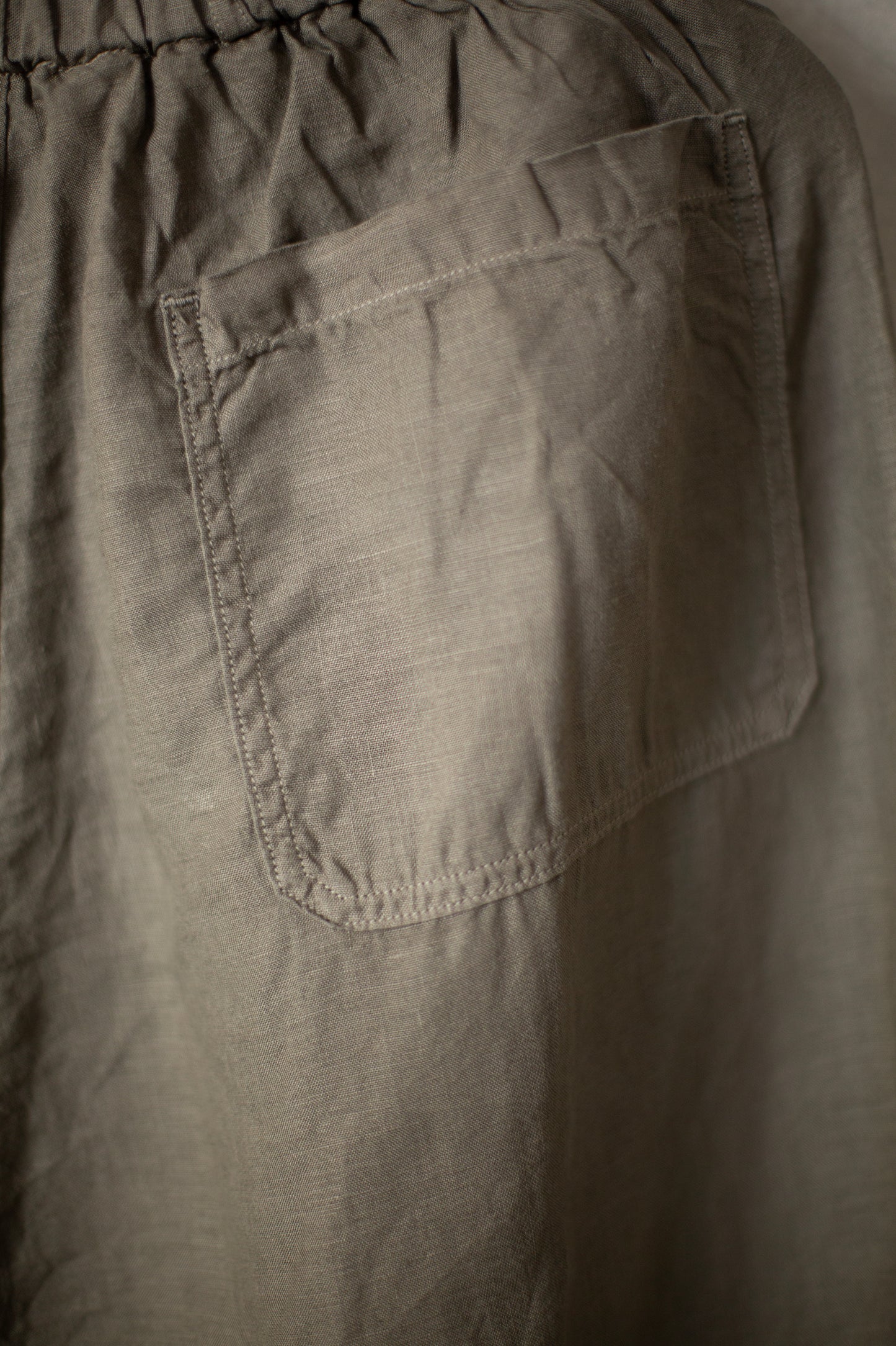 Loose easy tapered pants in dark mugwort hemp