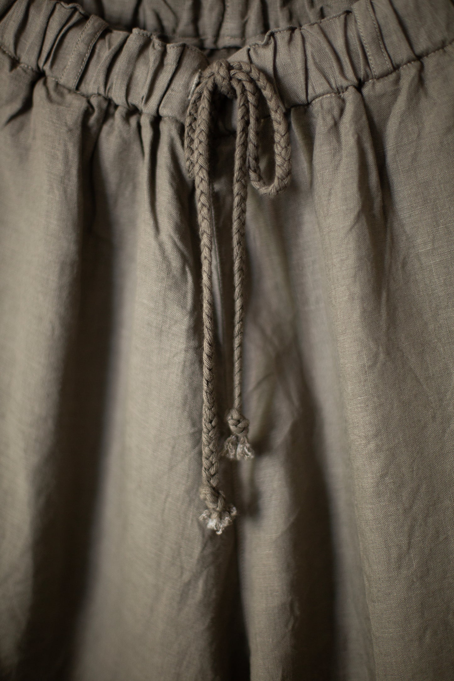 Loose easy tapered pants in dark mugwort hemp