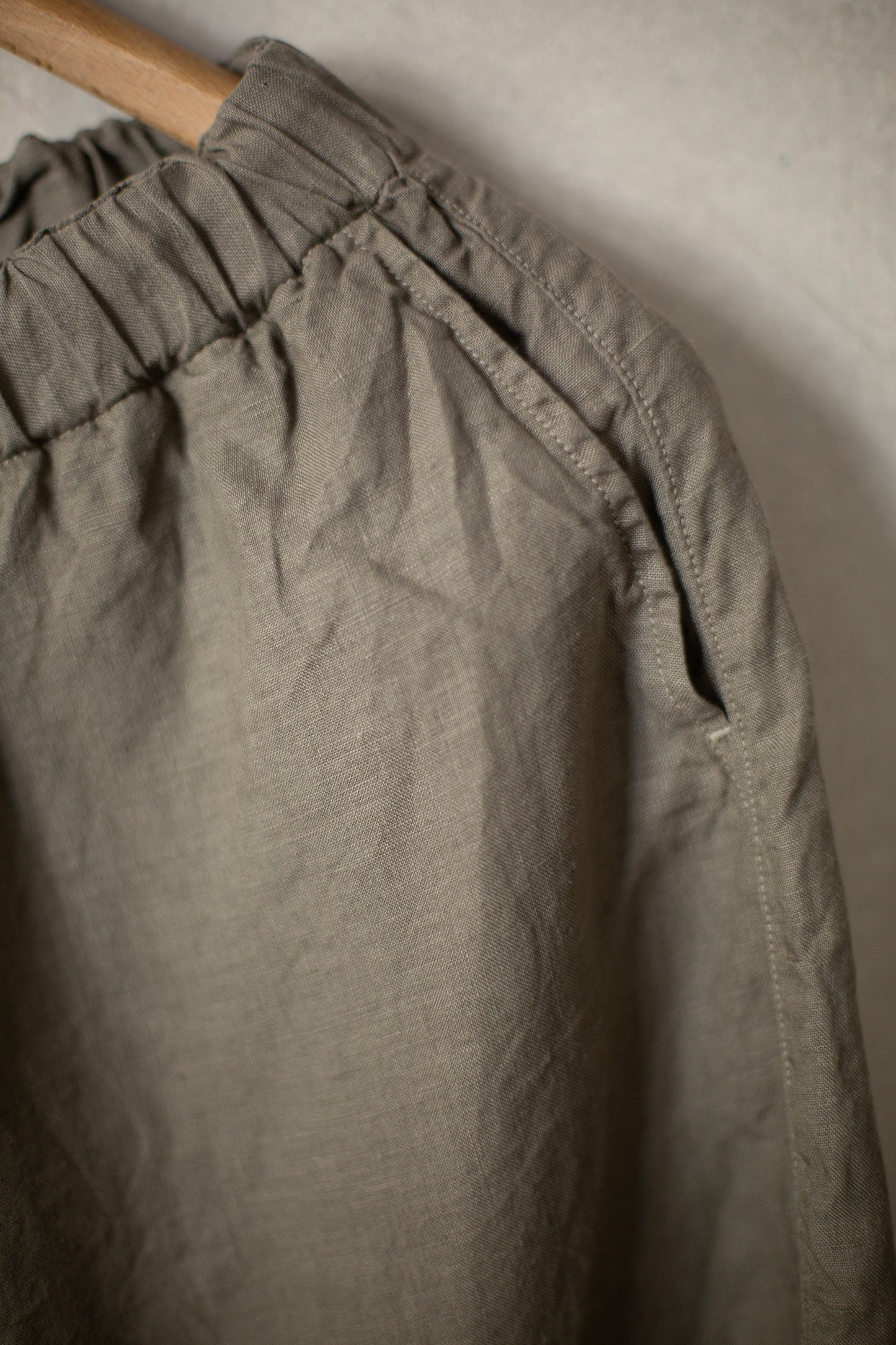 Loose easy tapered pants in dark mugwort hemp