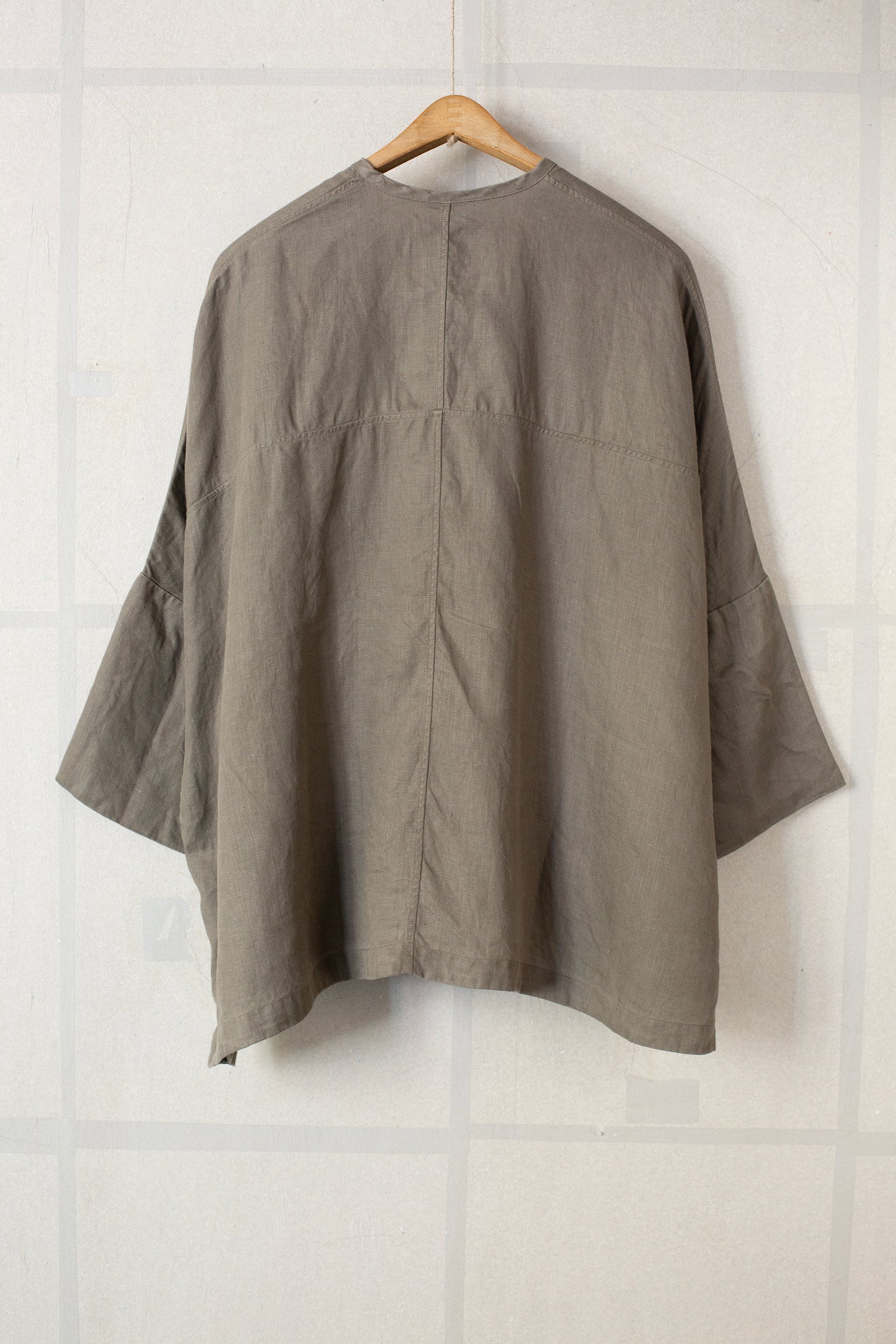 wide jacket in dark mugwort ripple hemp