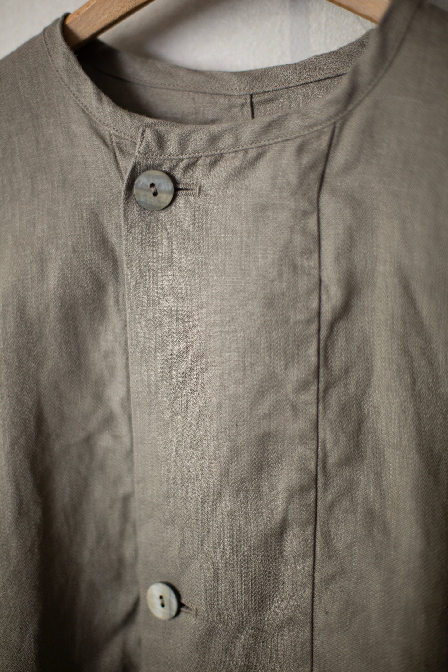 wide jacket in dark mugwort ripple hemp
