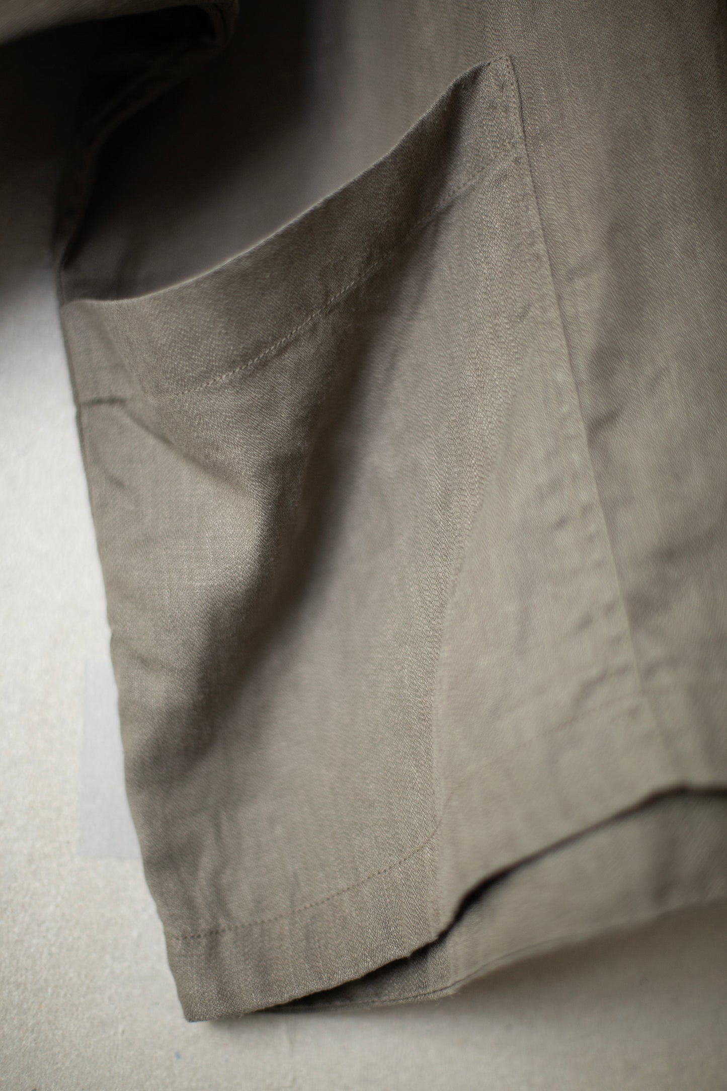 wide jacket in dark mugwort ripple hemp
