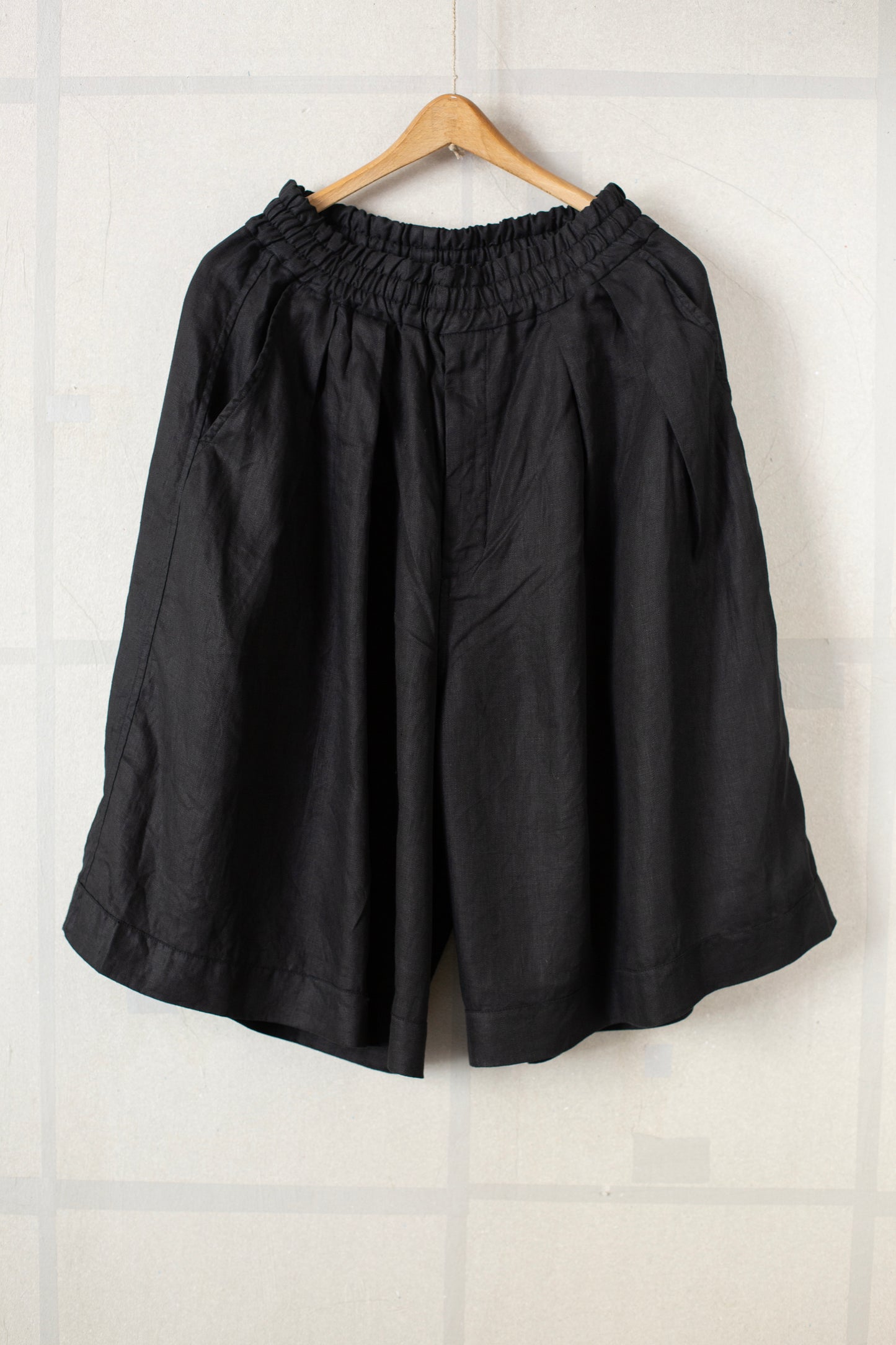 big shorts in black ripple hemp