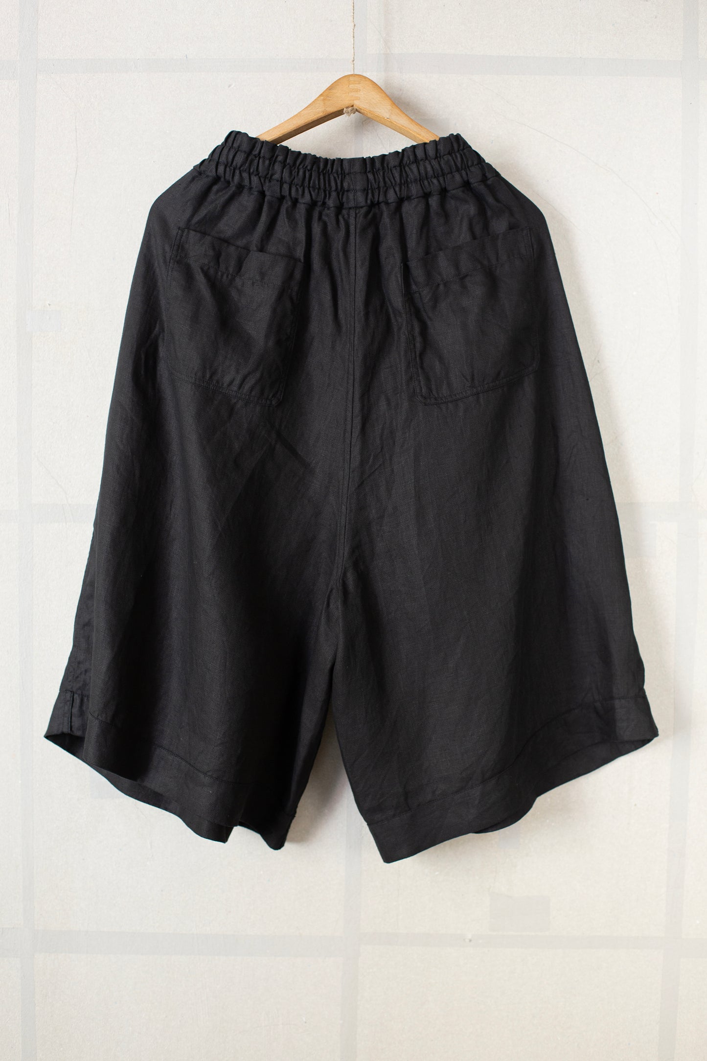 big shorts in black ripple hemp