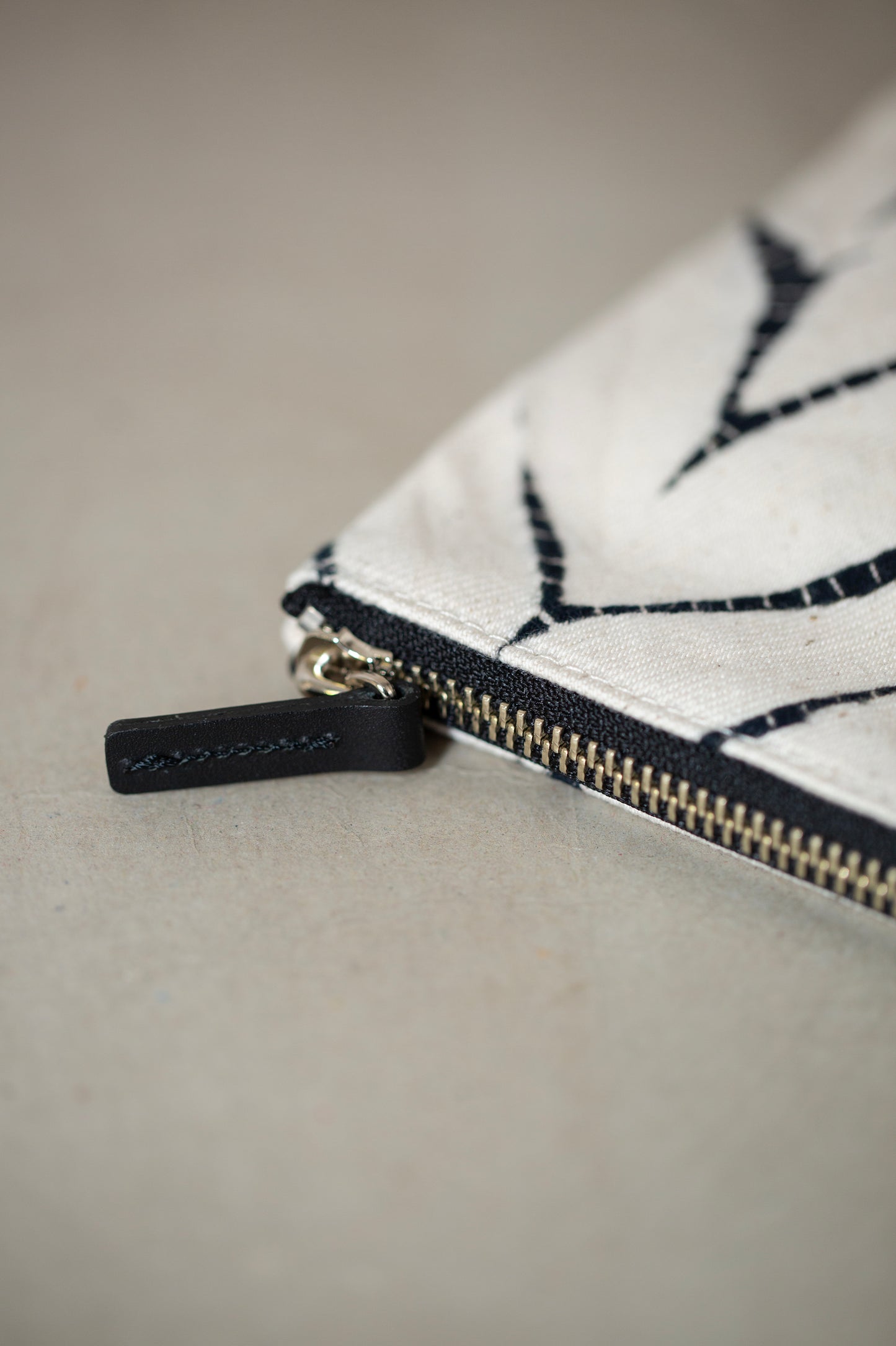 black / ivory organic cotton pouch M with shibori dyed pattern