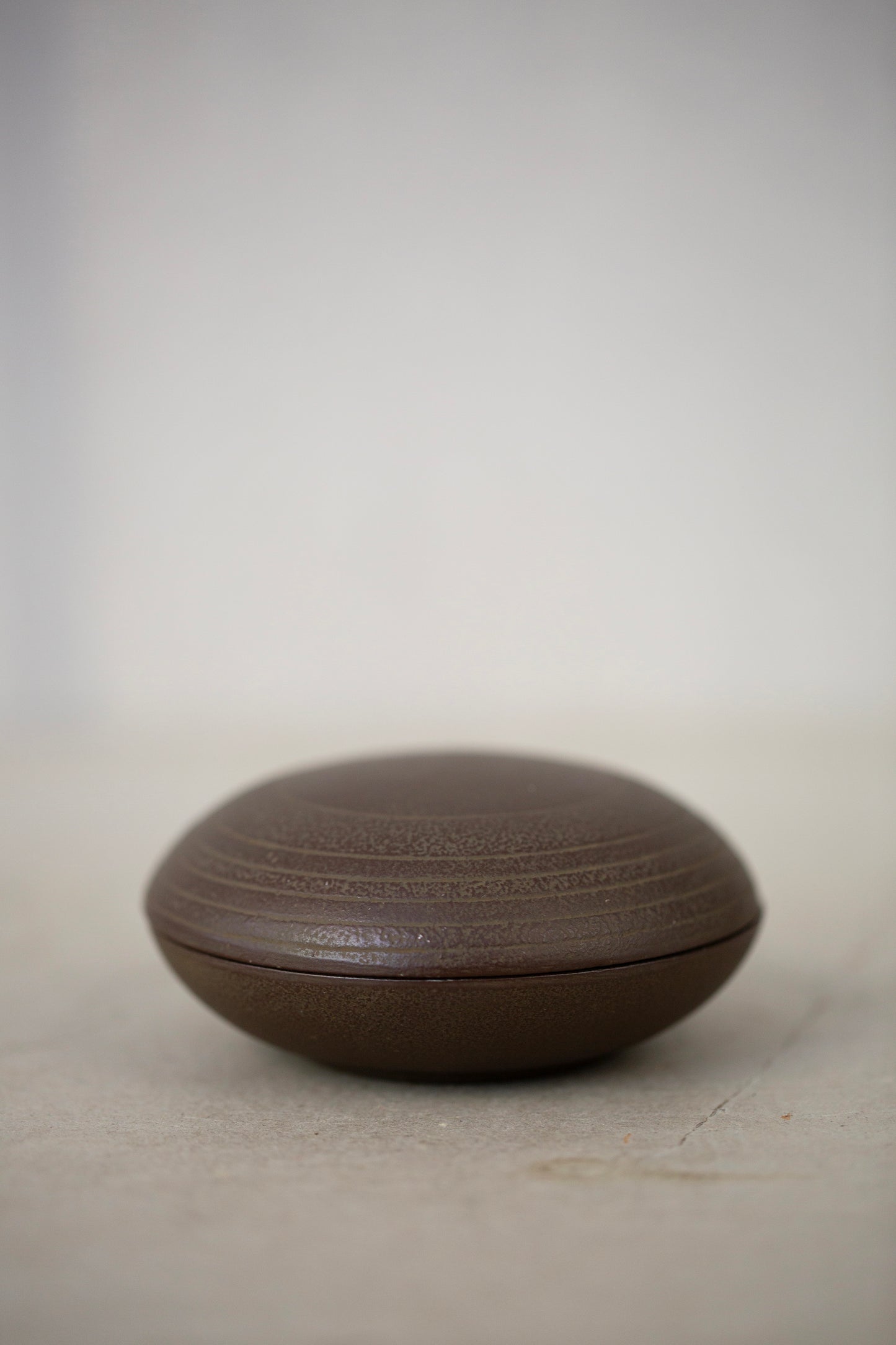 Round trinket box 'Sujime' In Sand Casted Iron