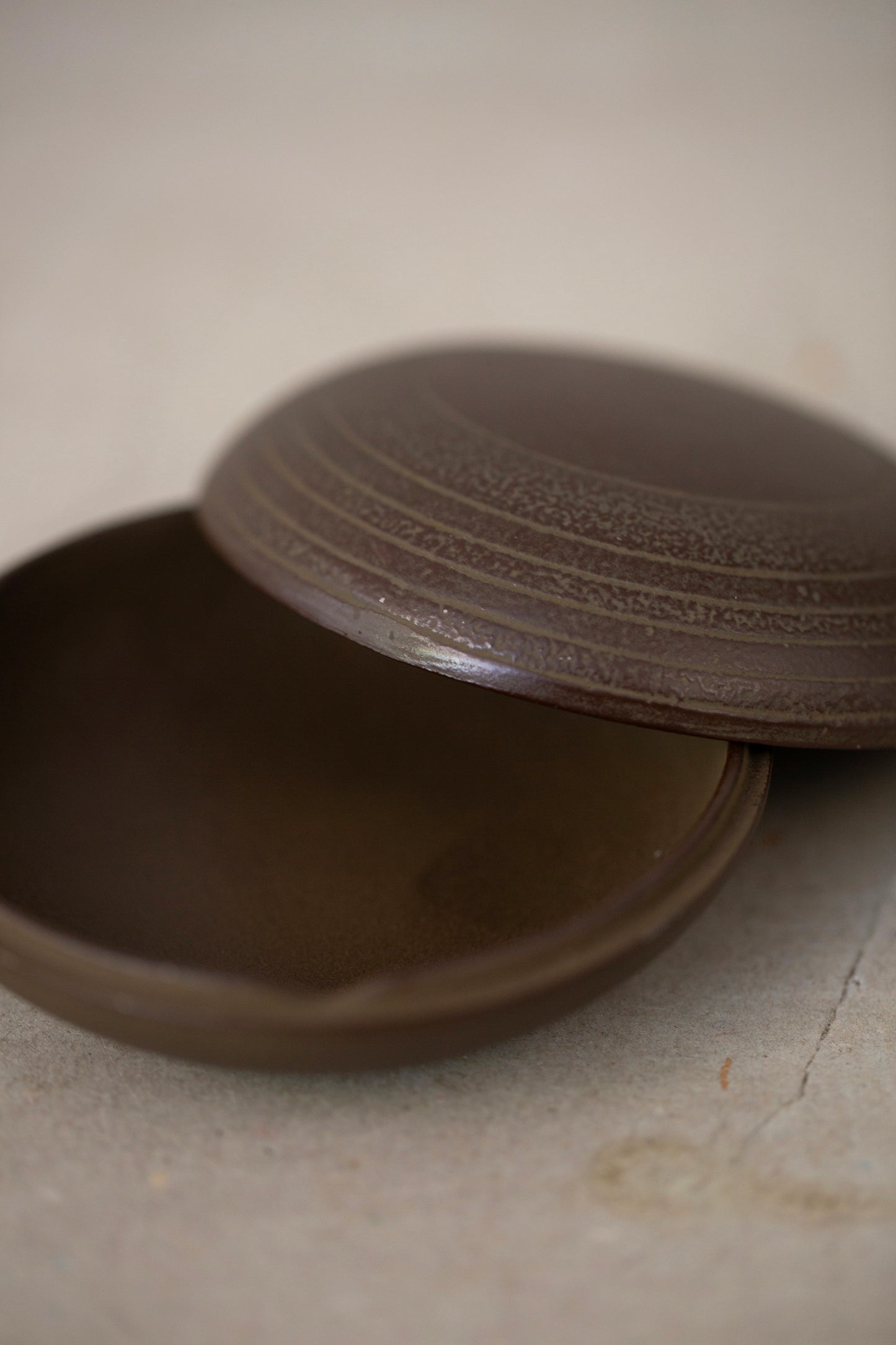 Round trinket box 'Sujime' In Sand Casted Iron