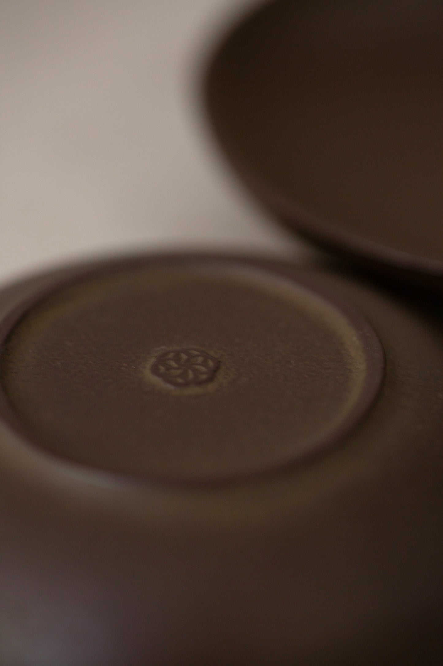 Round trinket box 'Sujime' In Sand Casted Iron