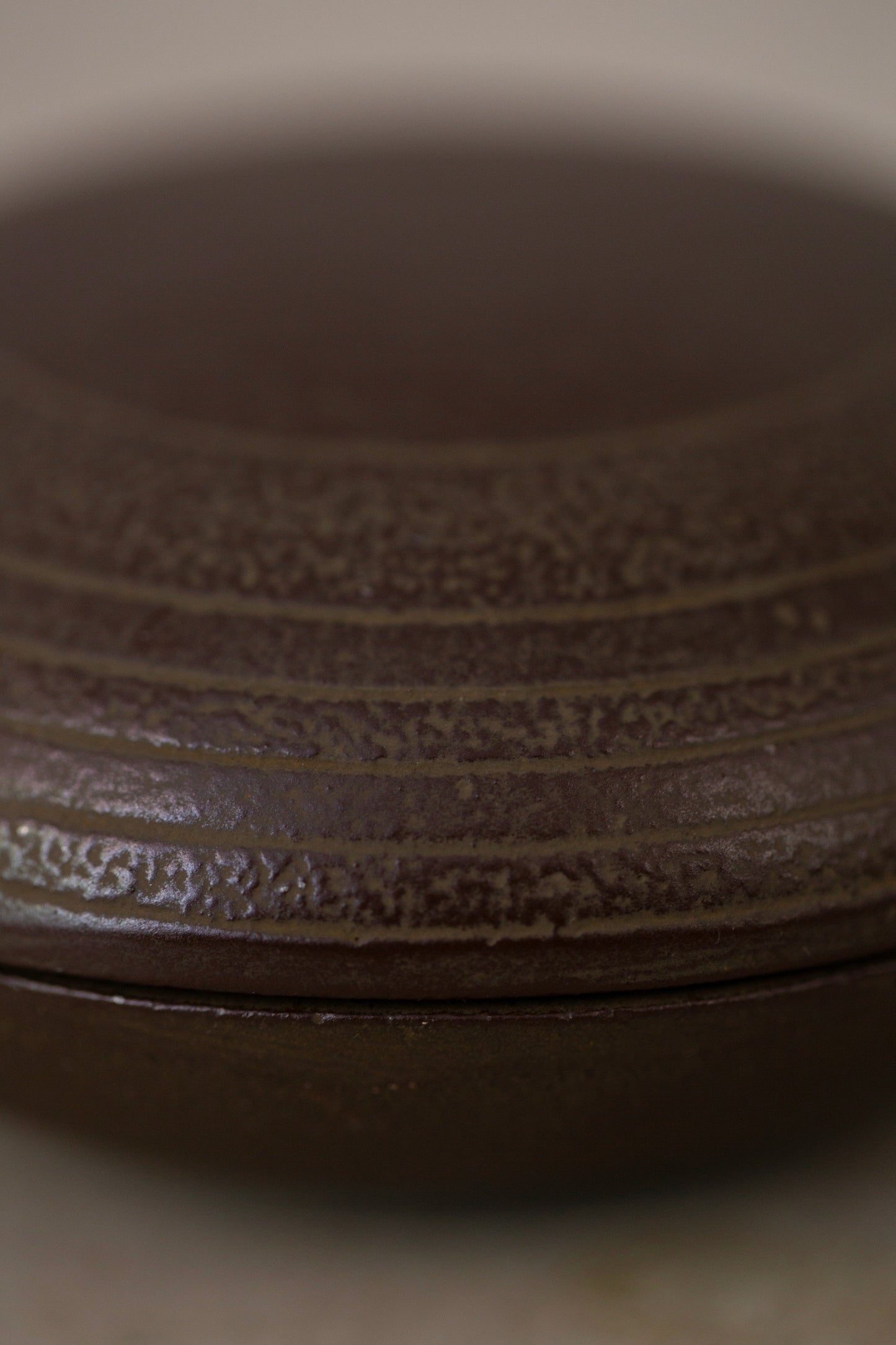 Round trinket box 'Sujime' In Sand Casted Iron