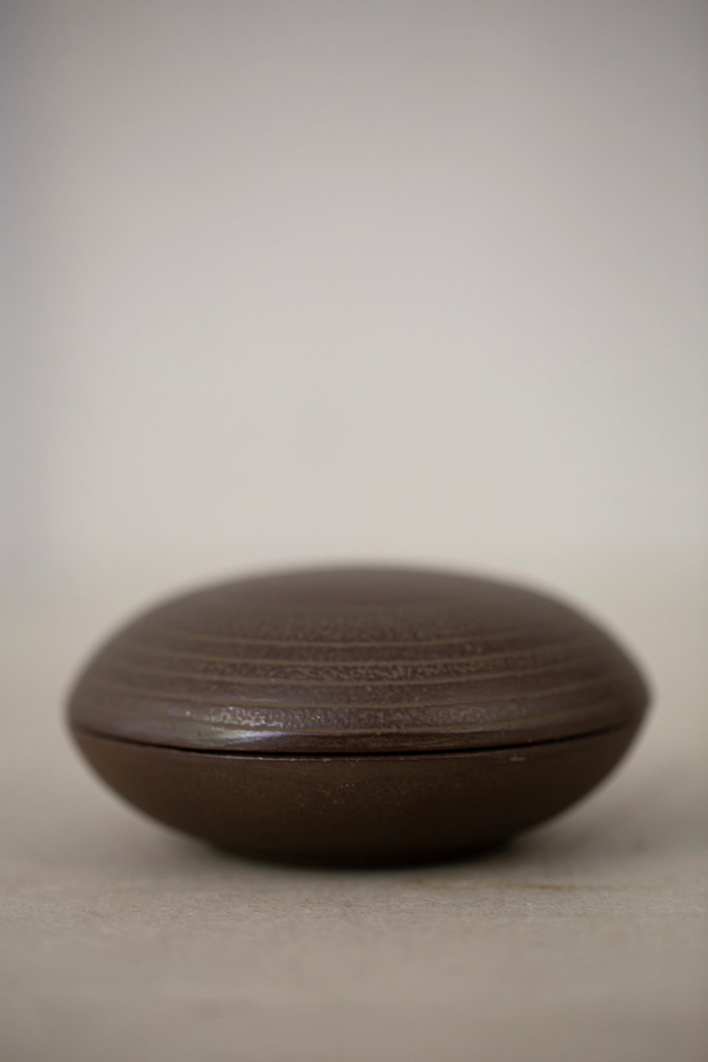 Round trinket box 'Sujime' In Sand Casted Iron