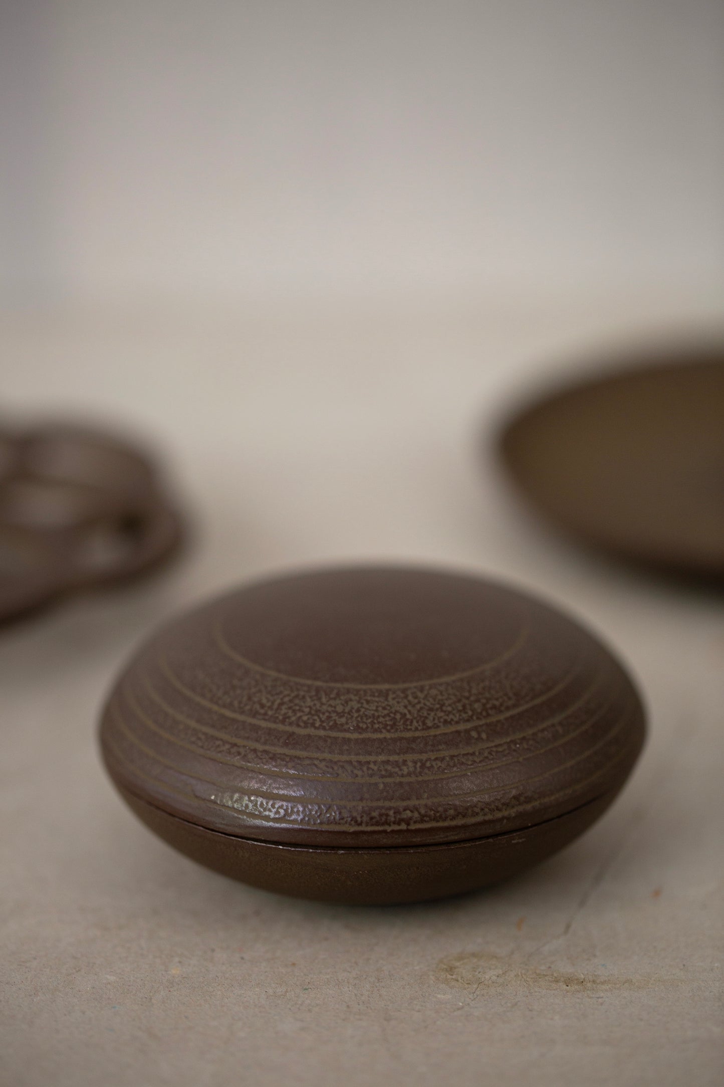 Round trinket box 'Sujime' In Sand Casted Iron
