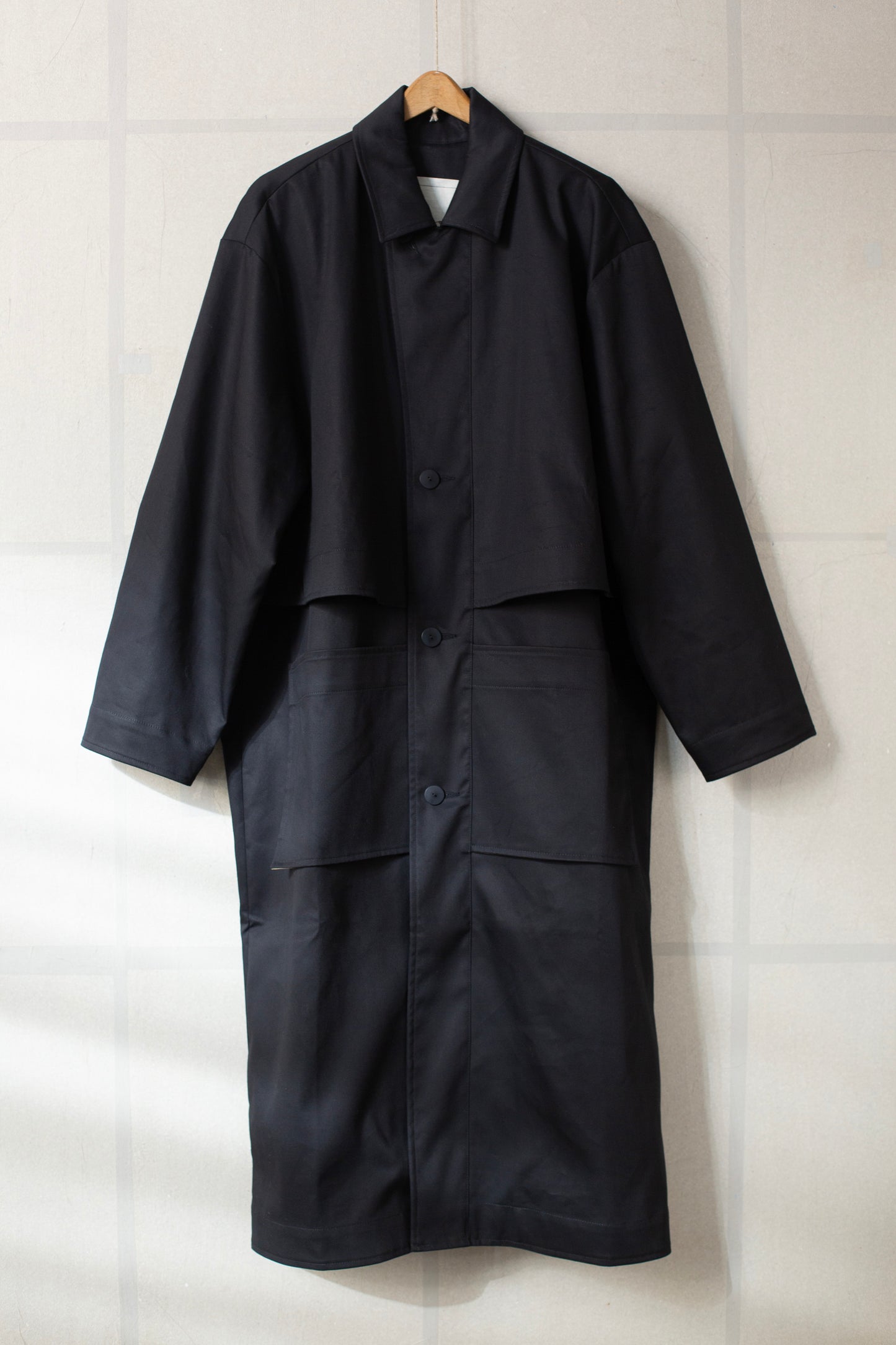 THE HUNTER COAT IN BONDED GABARDINE FLINT SAND