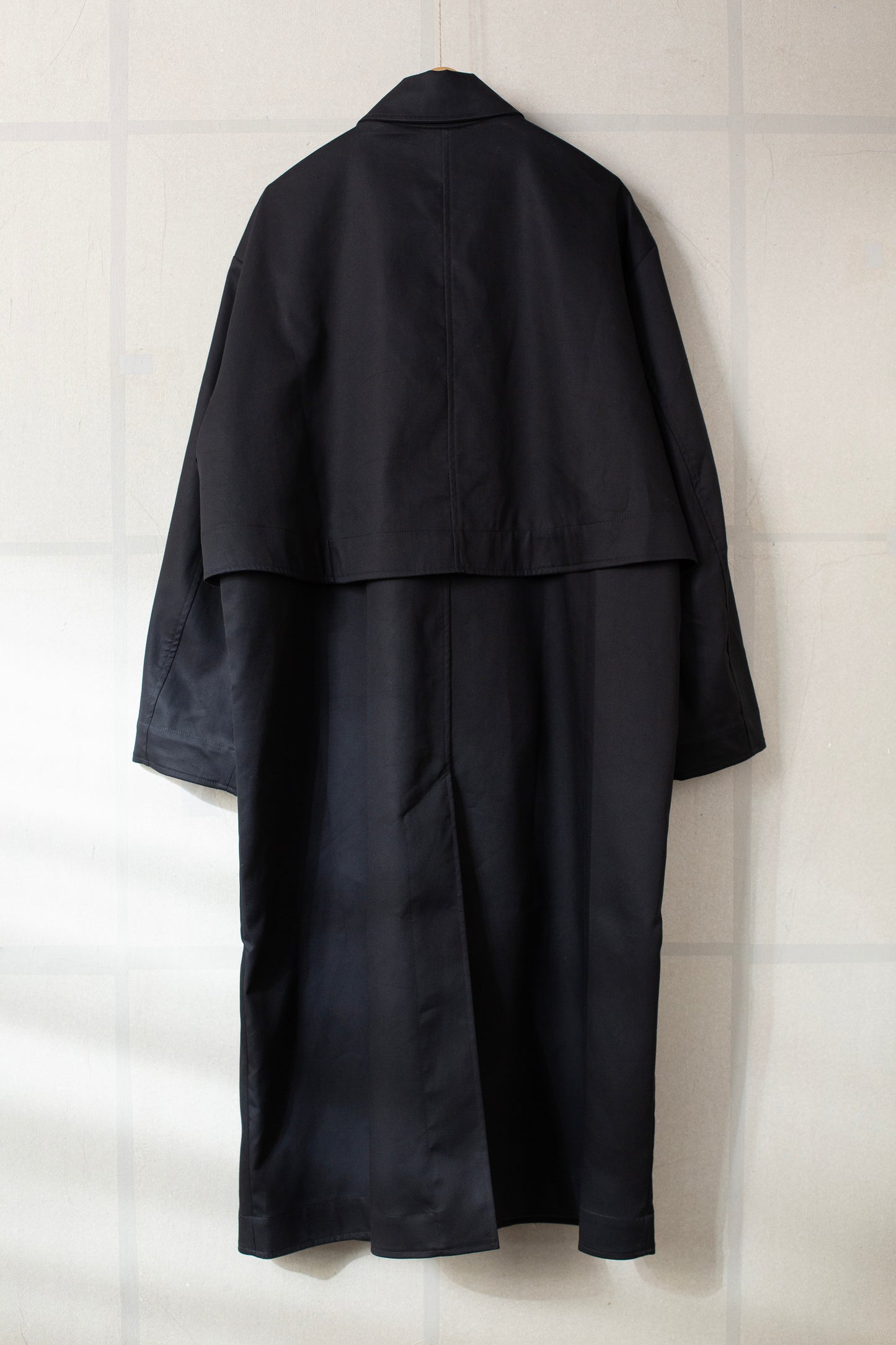 THE HUNTER COAT IN BONDED GABARDINE FLINT SAND