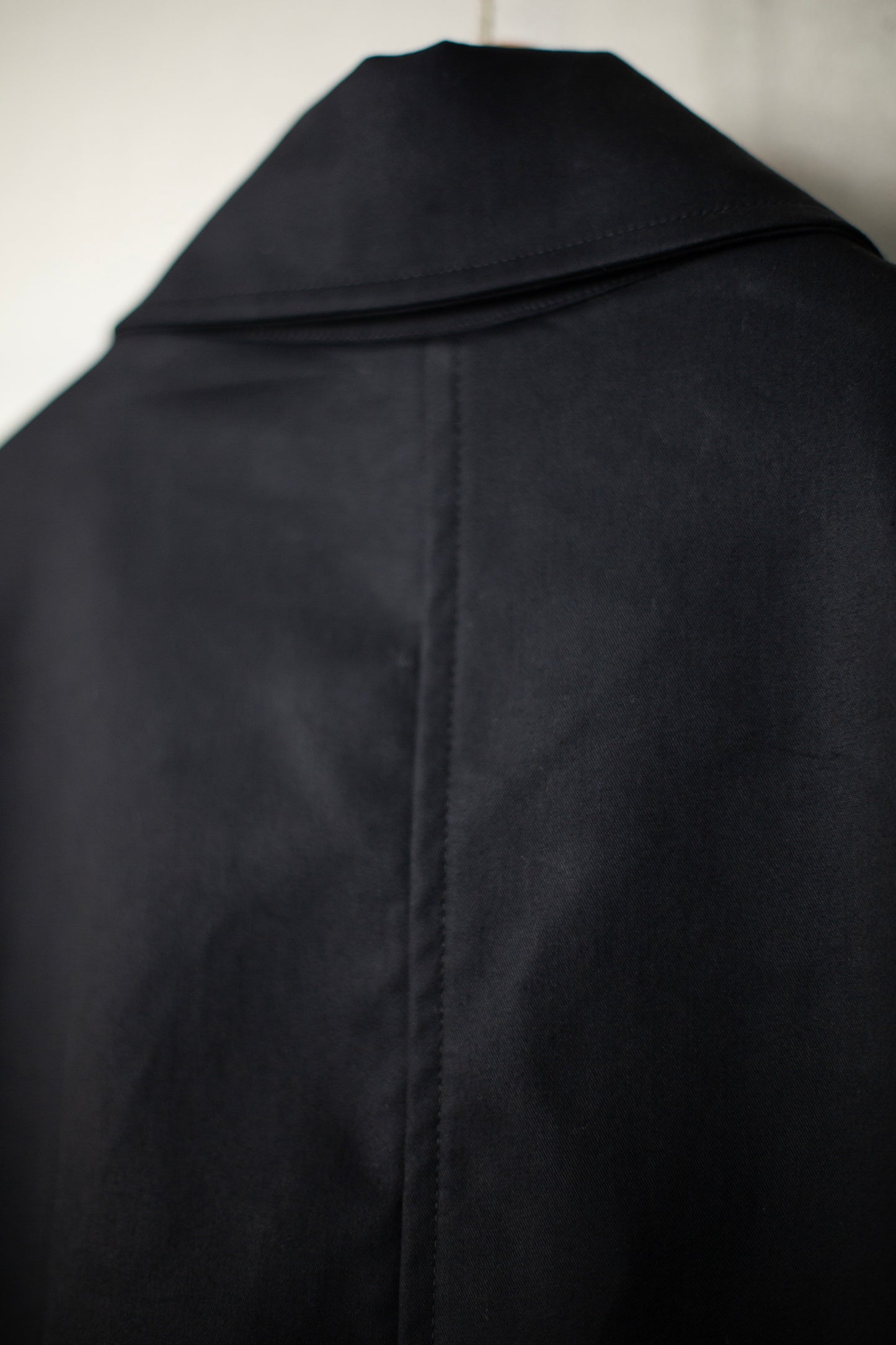 THE HUNTER COAT IN BONDED GABARDINE FLINT SAND