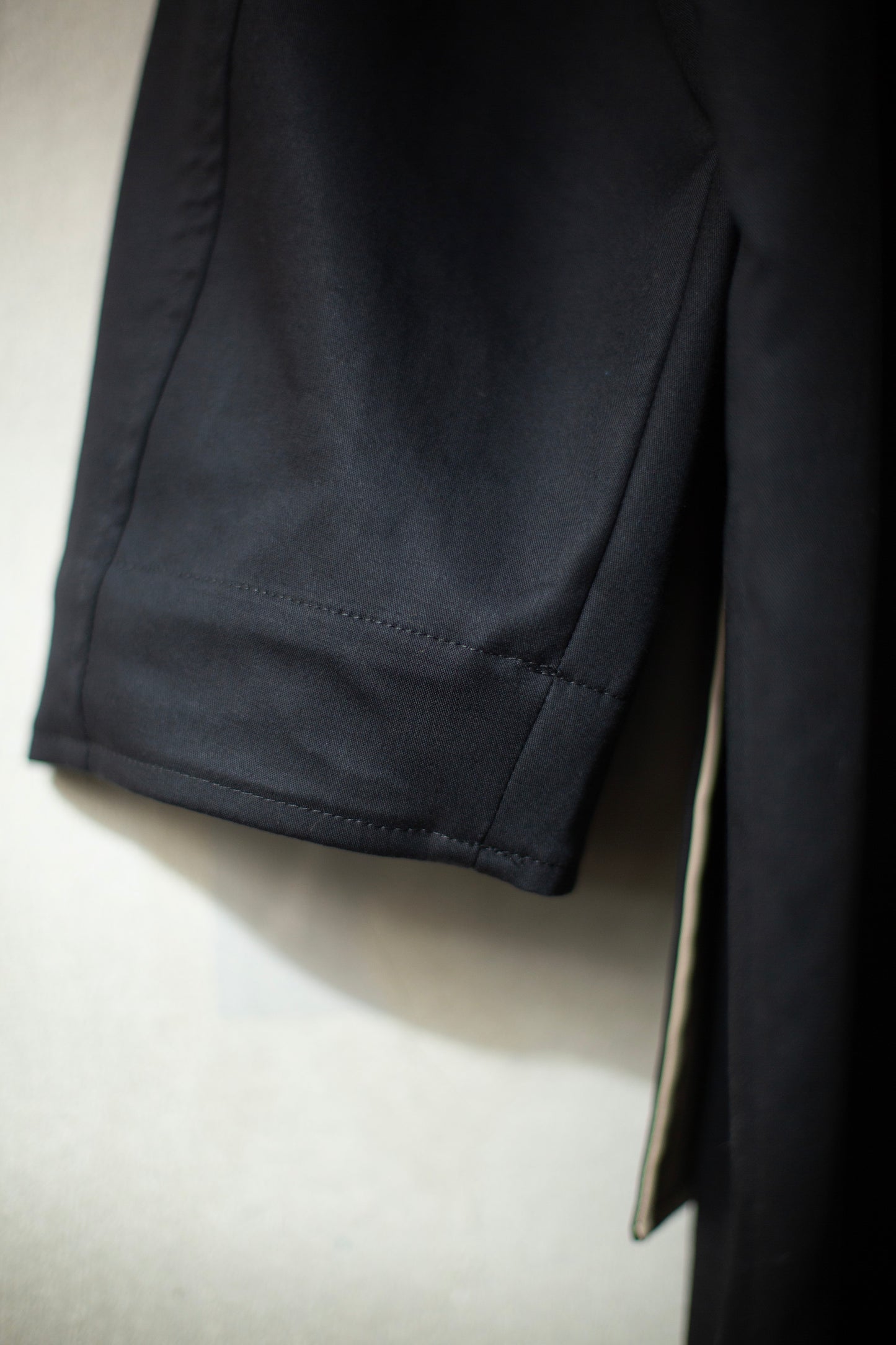 THE HUNTER COAT IN BONDED GABARDINE FLINT SAND