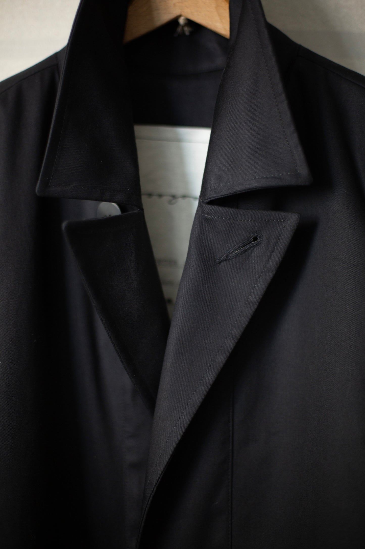 THE HUNTER COAT IN BONDED GABARDINE FLINT SAND