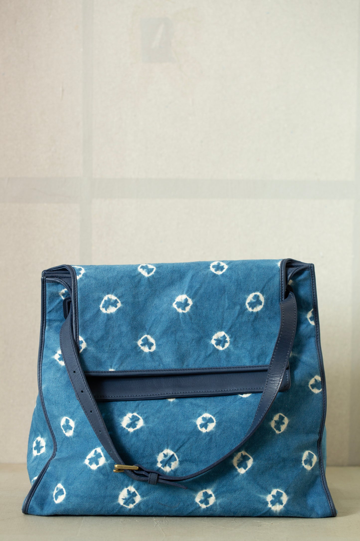 blue / ivory organic cotton 2-way tote-bag with shibori dyed pattern