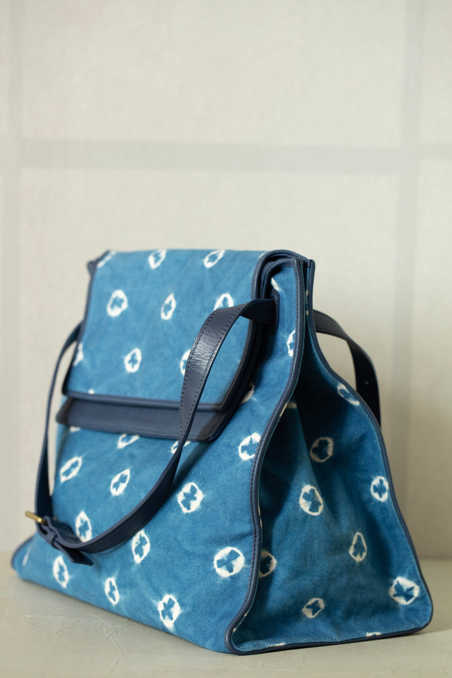 blue / ivory organic cotton 2-way tote-bag with shibori dyed pattern