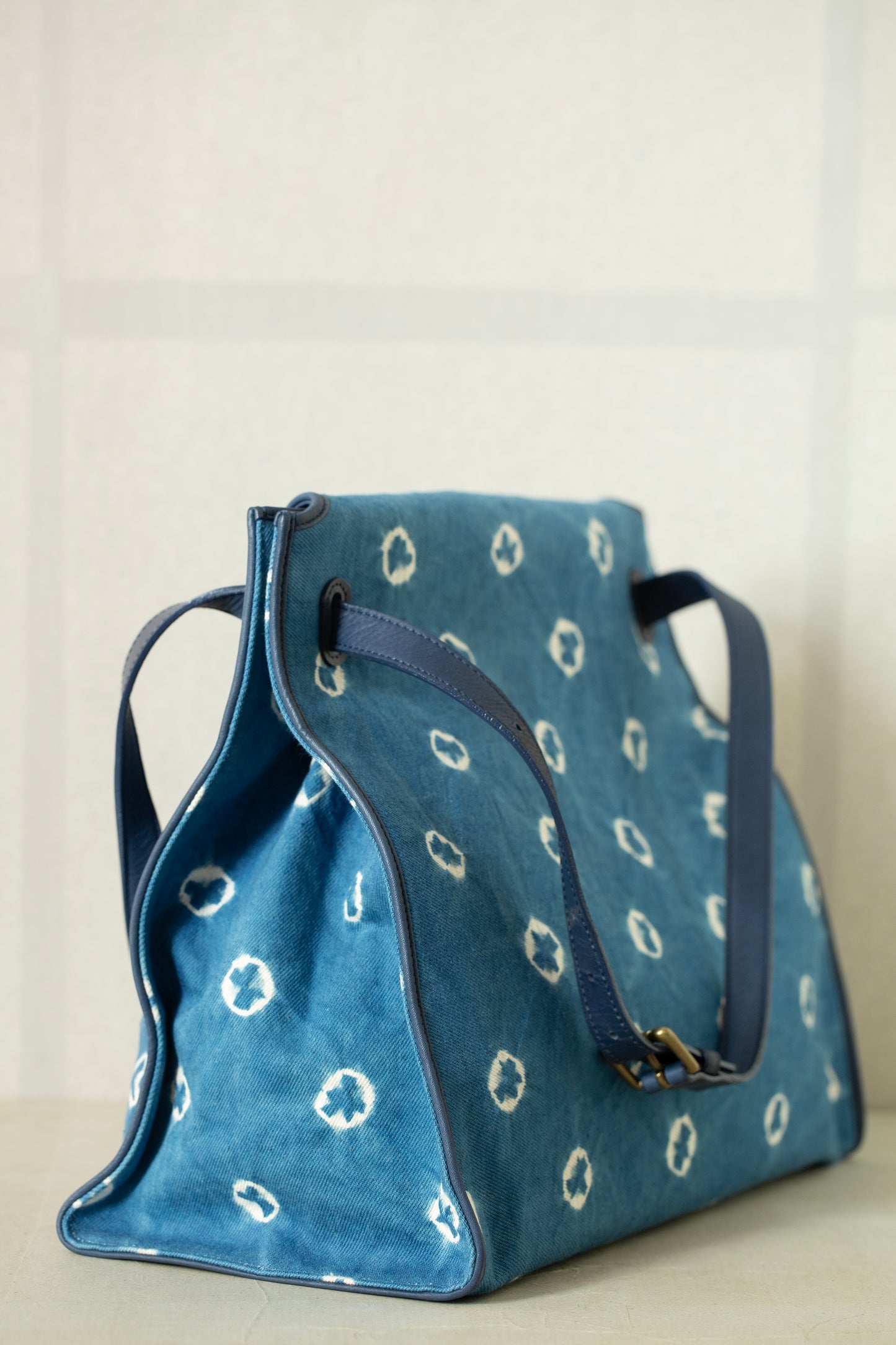 blue / ivory organic cotton 2-way tote-bag with shibori dyed pattern