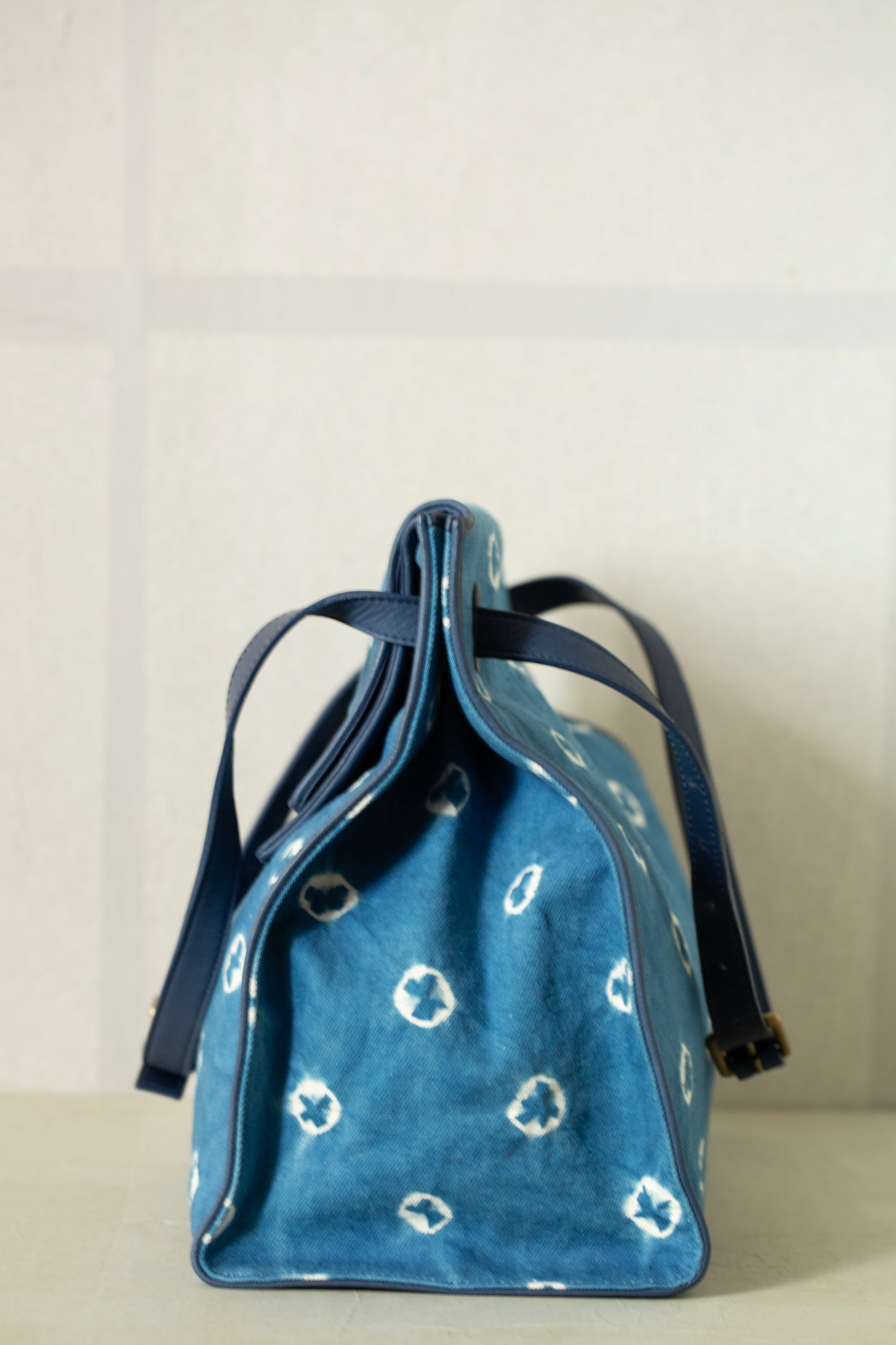 blue / ivory organic cotton 2-way tote-bag with shibori dyed pattern