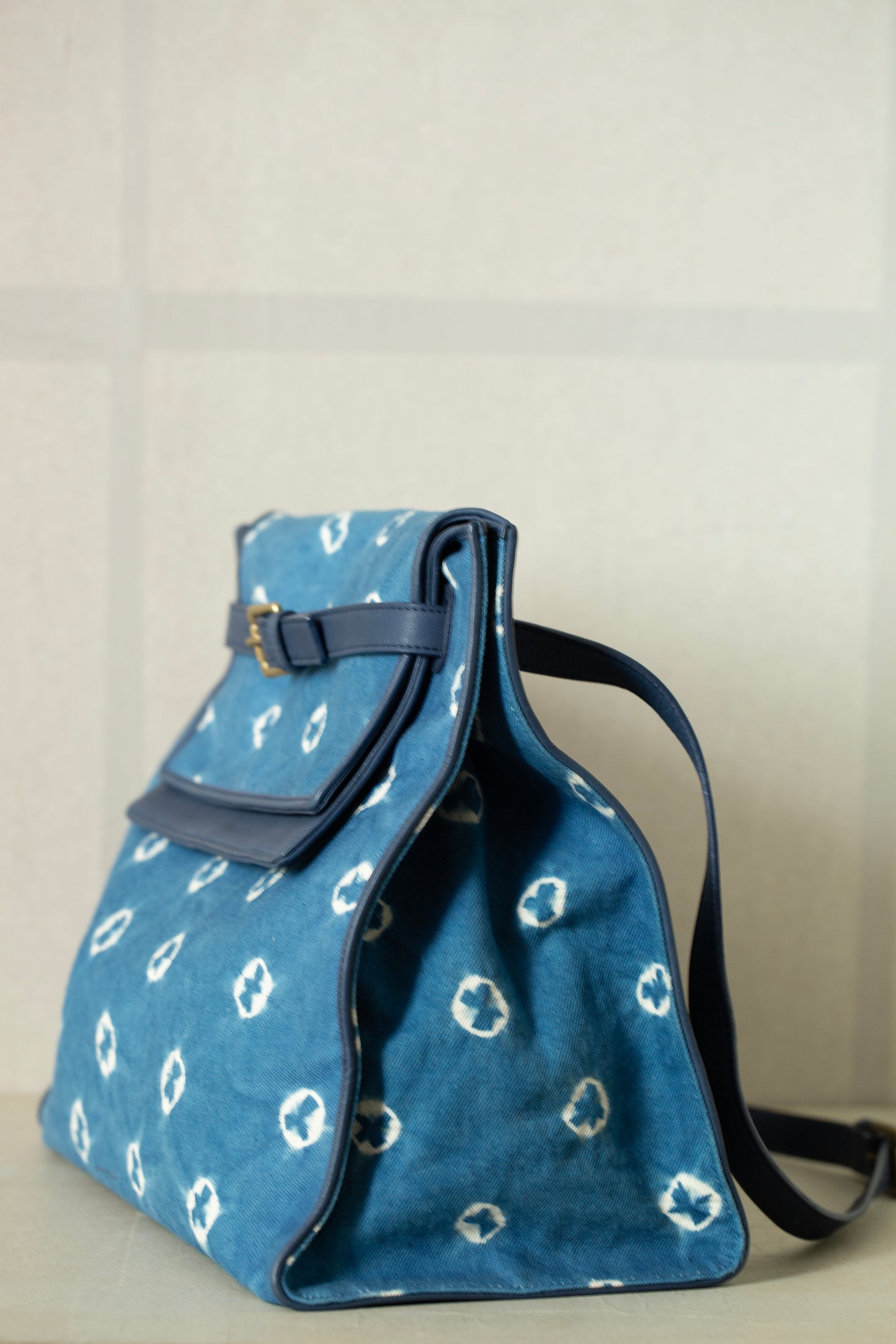 blue / ivory organic cotton 2-way tote-bag with shibori dyed pattern