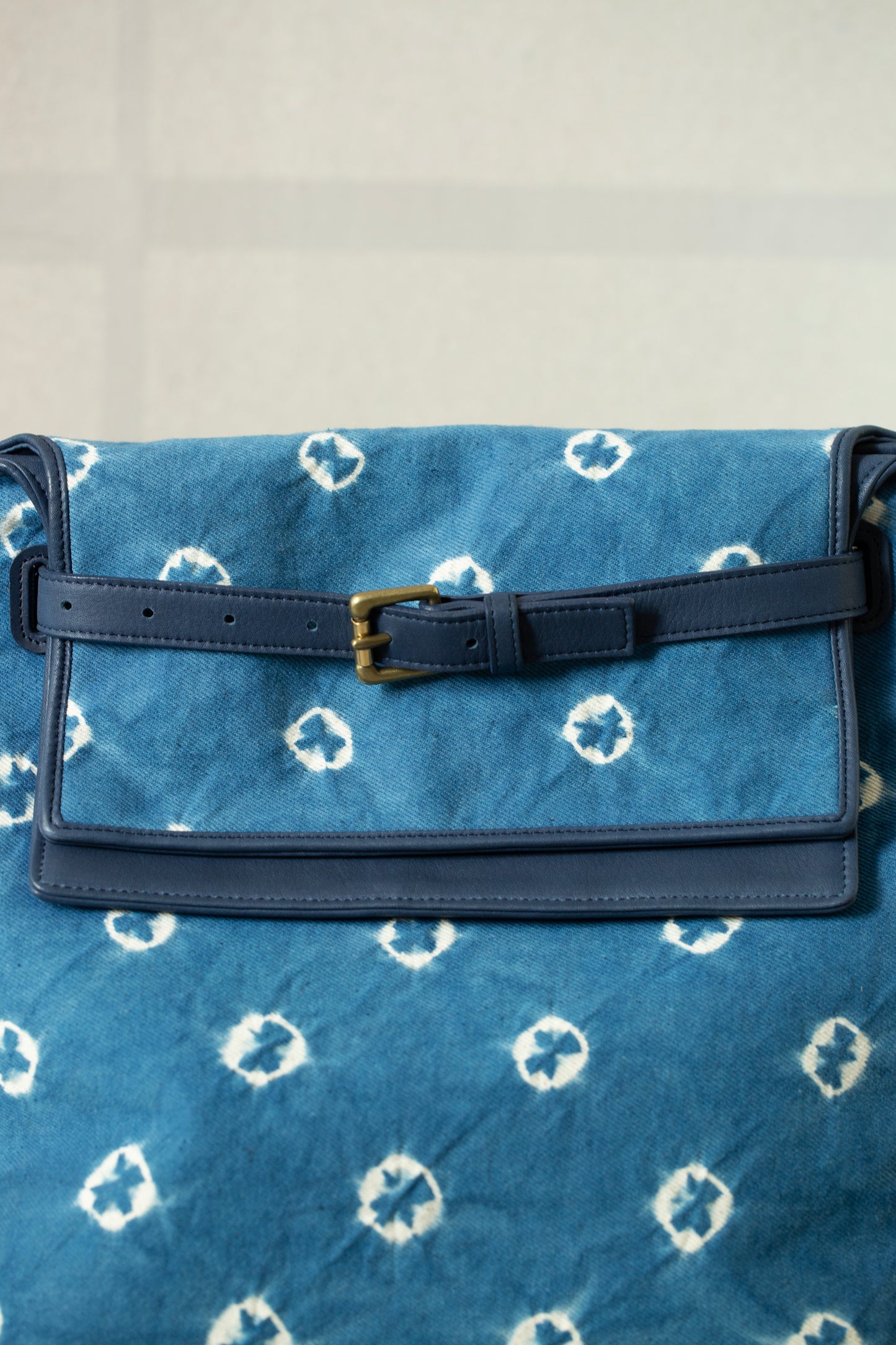 blue / ivory organic cotton 2-way tote-bag with shibori dyed pattern