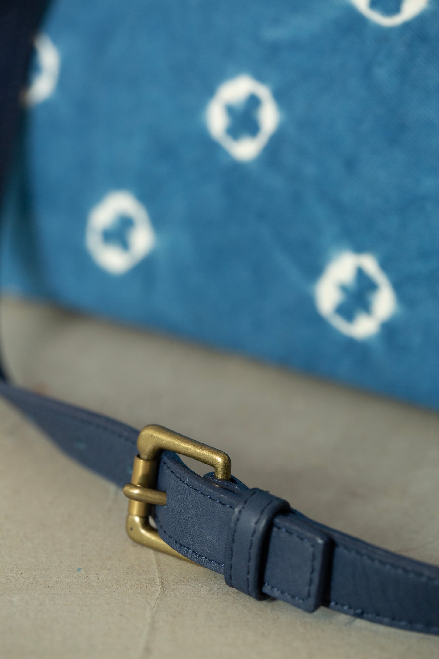 blue / ivory organic cotton 2-way tote-bag with shibori dyed pattern