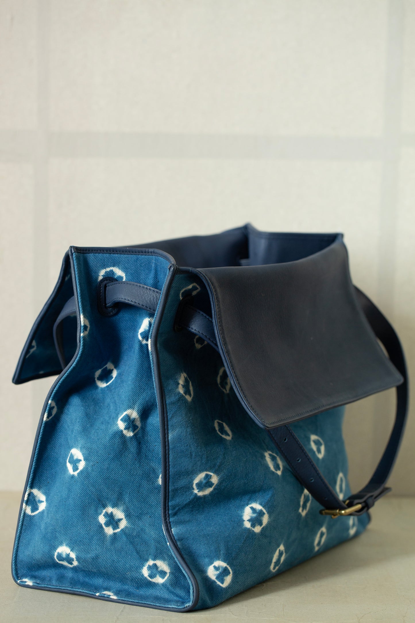 blue / ivory organic cotton 2-way tote-bag with shibori dyed pattern