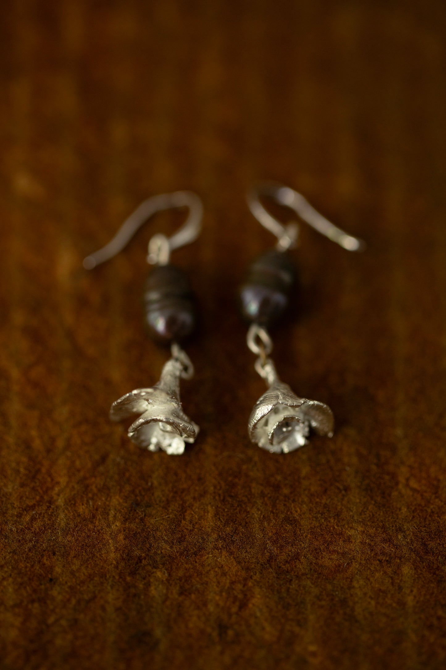 earrings with black pearl and silver rose