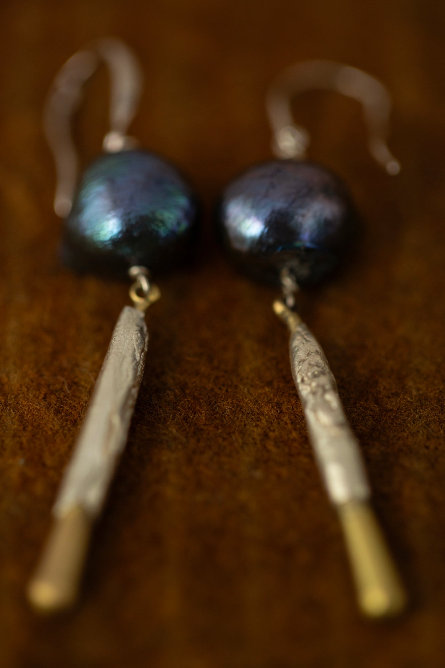 earrings with black pearl and bronze/silver pendant