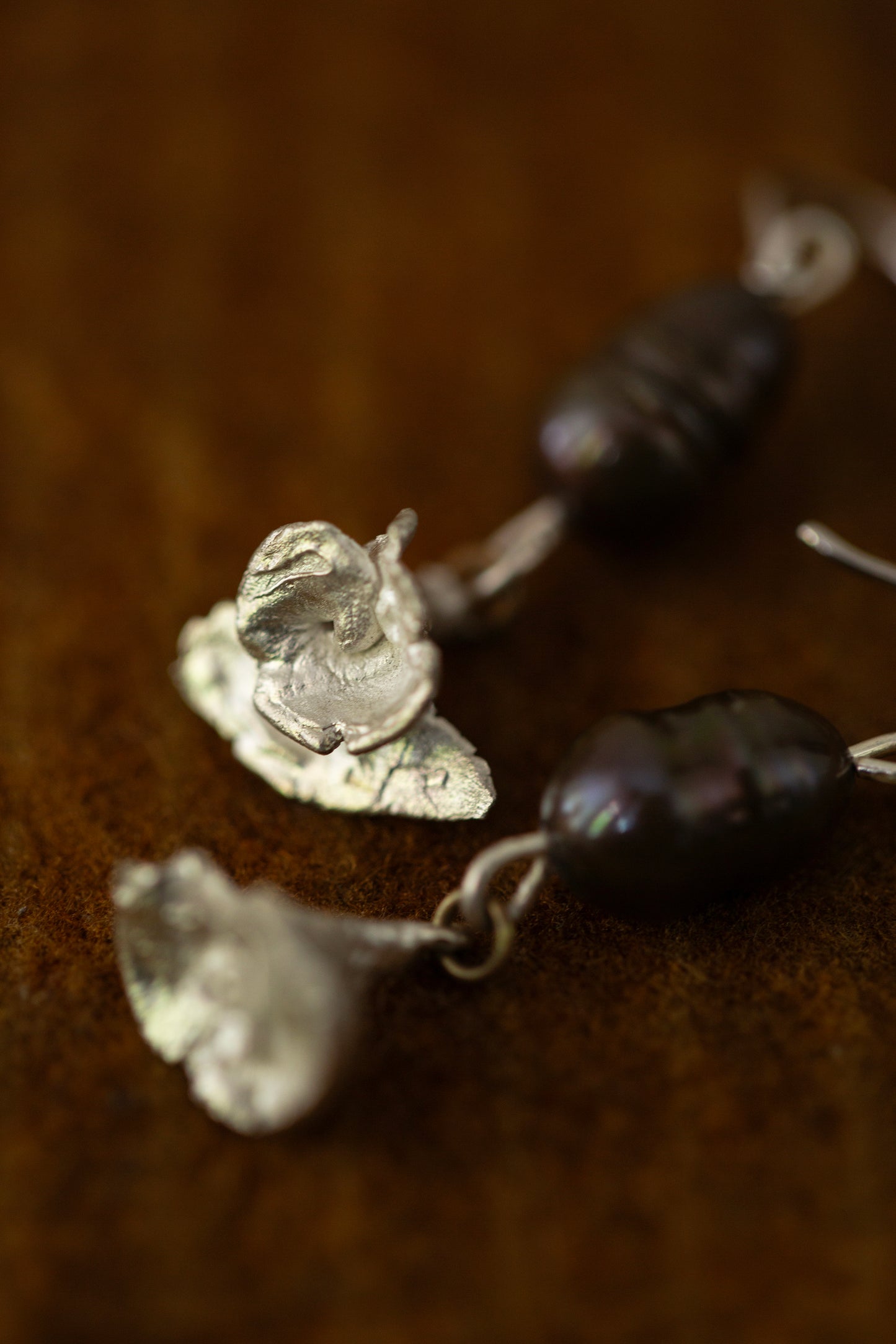 earrings with black pearl and silver rose