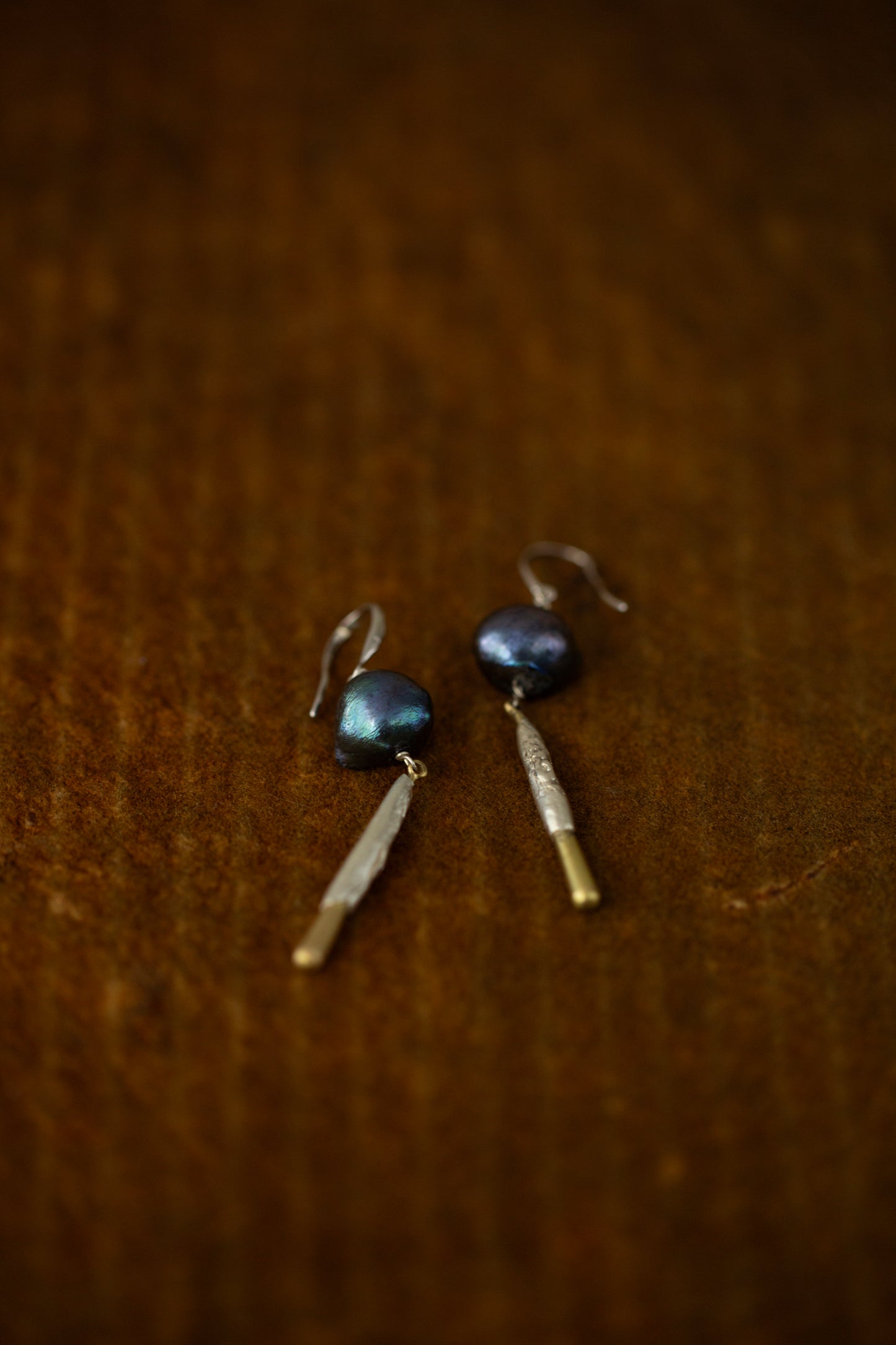 earrings with black pearl and bronze/silver pendant